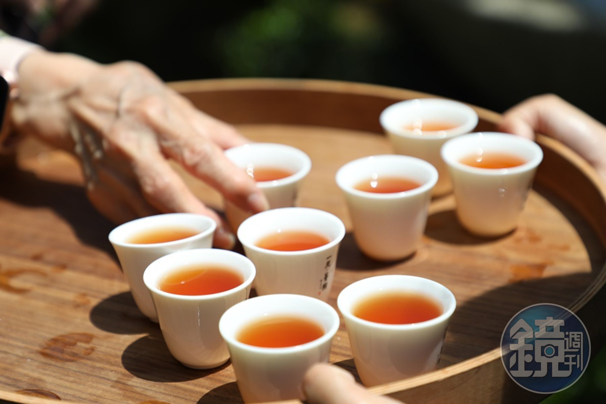 茶人在門口奉茶,開啟一日小旅行。