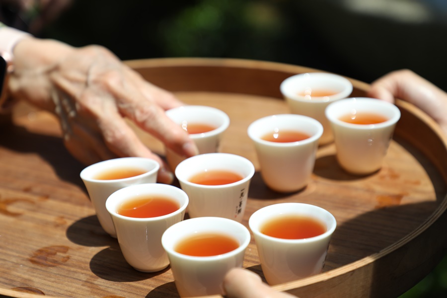 茶人在門口奉茶,開啟一日小旅行。