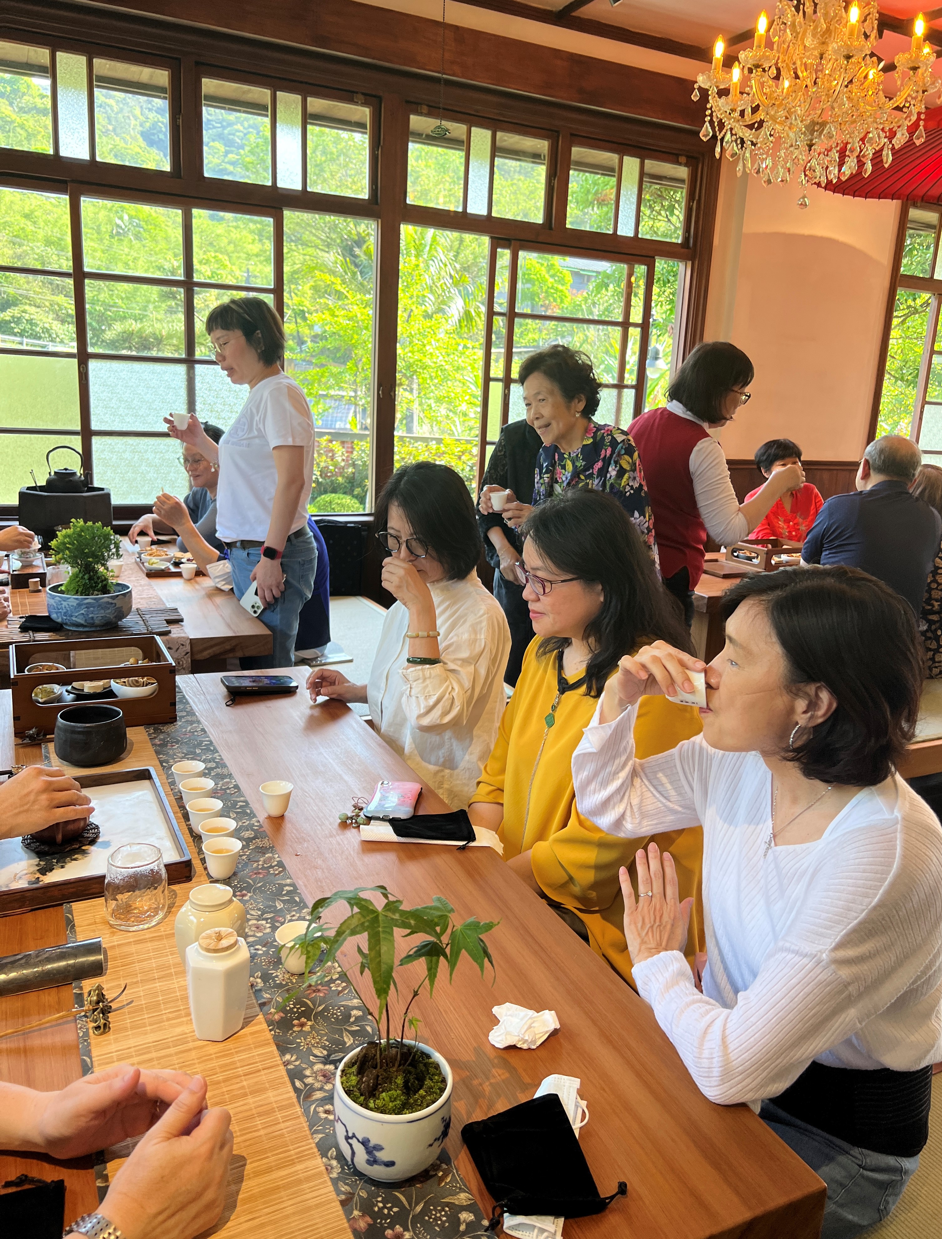 悠哉地喝一杯茶，老屋裡的快樂時光過得特別快。