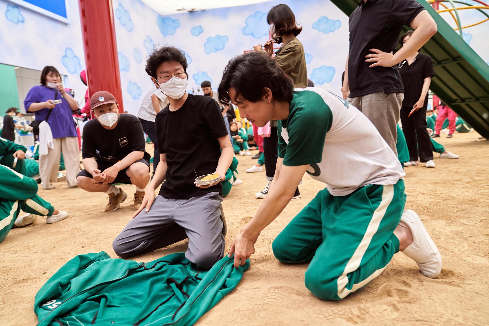 黃東赫(左)編導的《魷魚遊戲》紅遍全球,與主角李政宰的身價都三級跳。(Netflix提供)