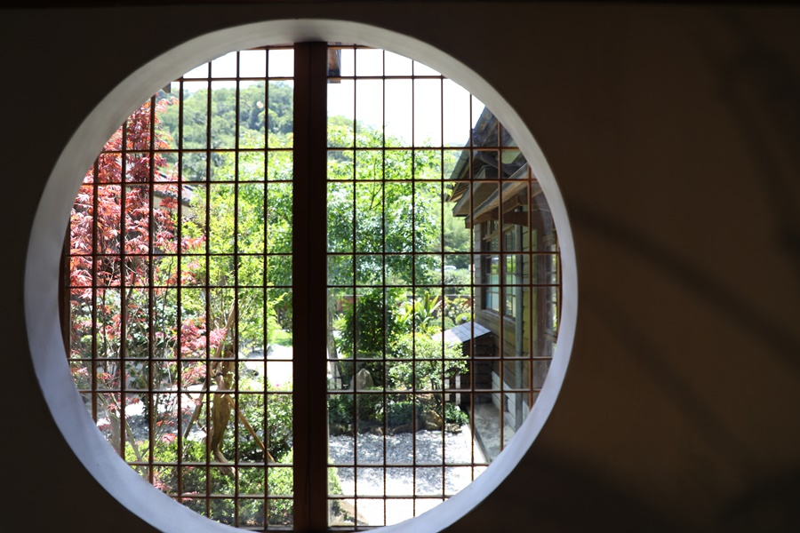 日式建築少見的圓窗,讓我聯想到馮小剛電影《我不是潘金蓮》的獨特構圖。