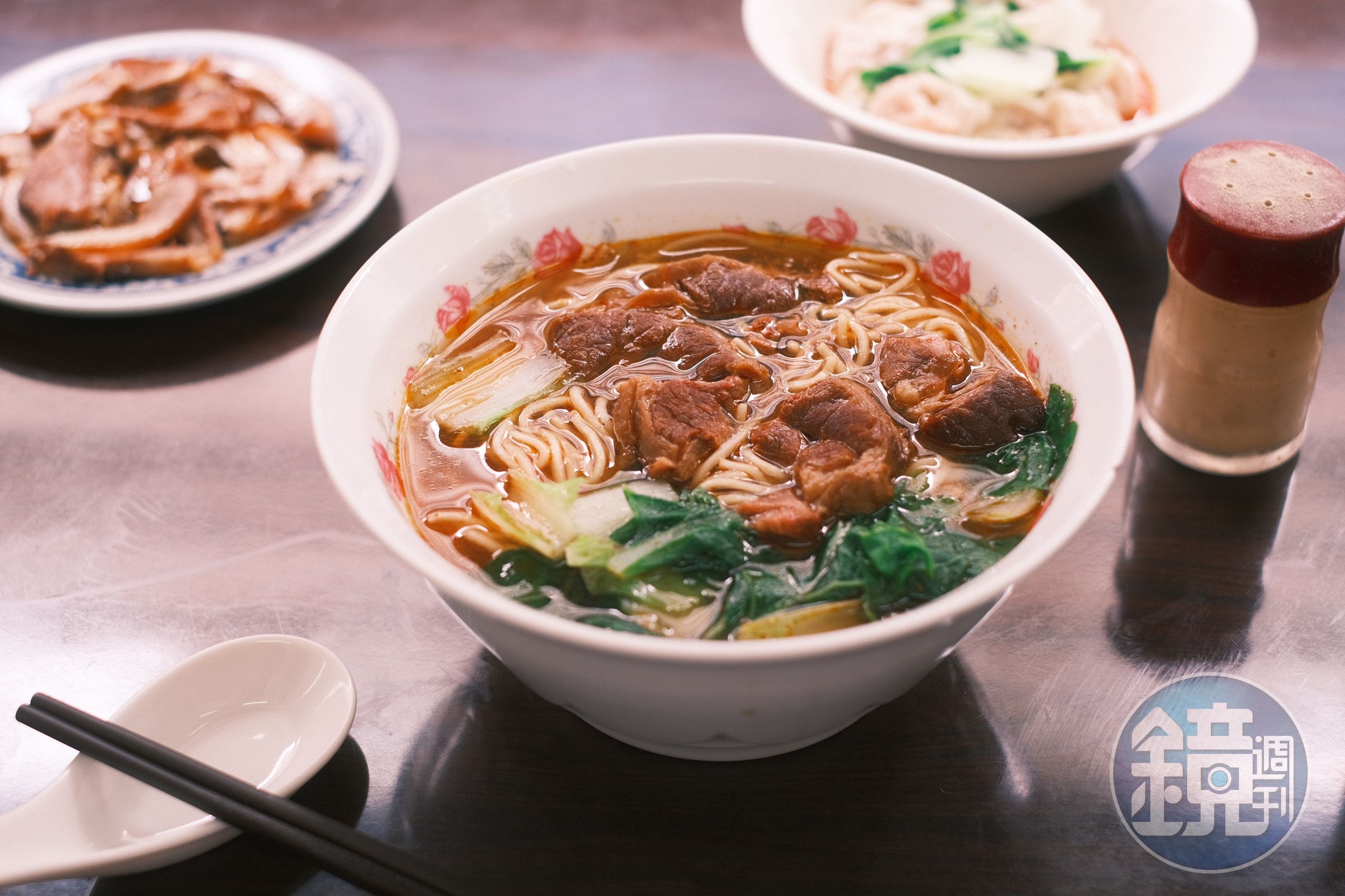 牛肉麵肉塊豐富,麵條是屬於細麵,湯頭清爽帶有濃郁感,在萬物起漲的時代,只需要100元就能飽足一頓。