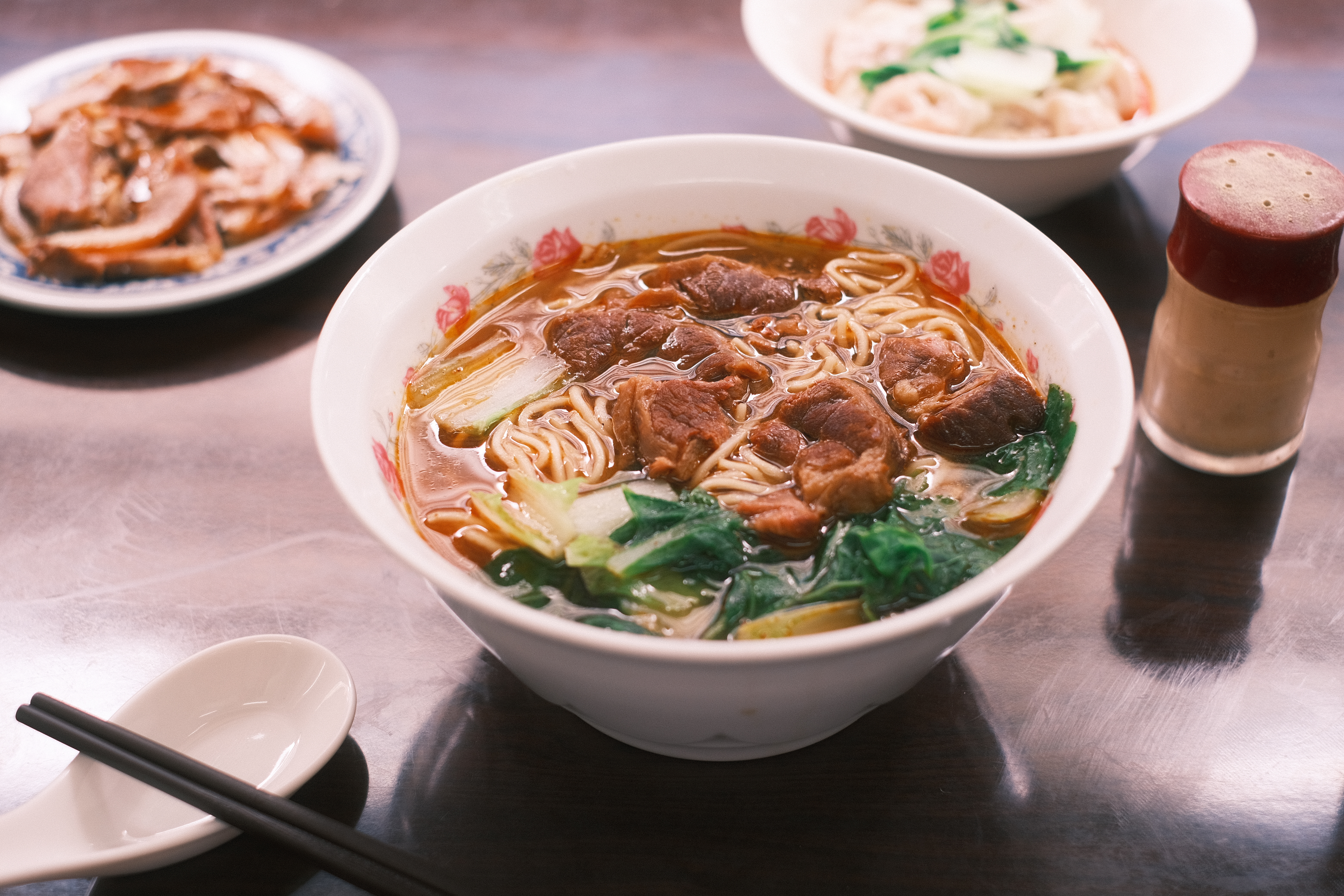 牛肉麵肉塊豐富，麵條是屬於細麵，湯頭清爽帶有濃郁感，在萬物起漲的時代，只需要100元就能飽足一頓。