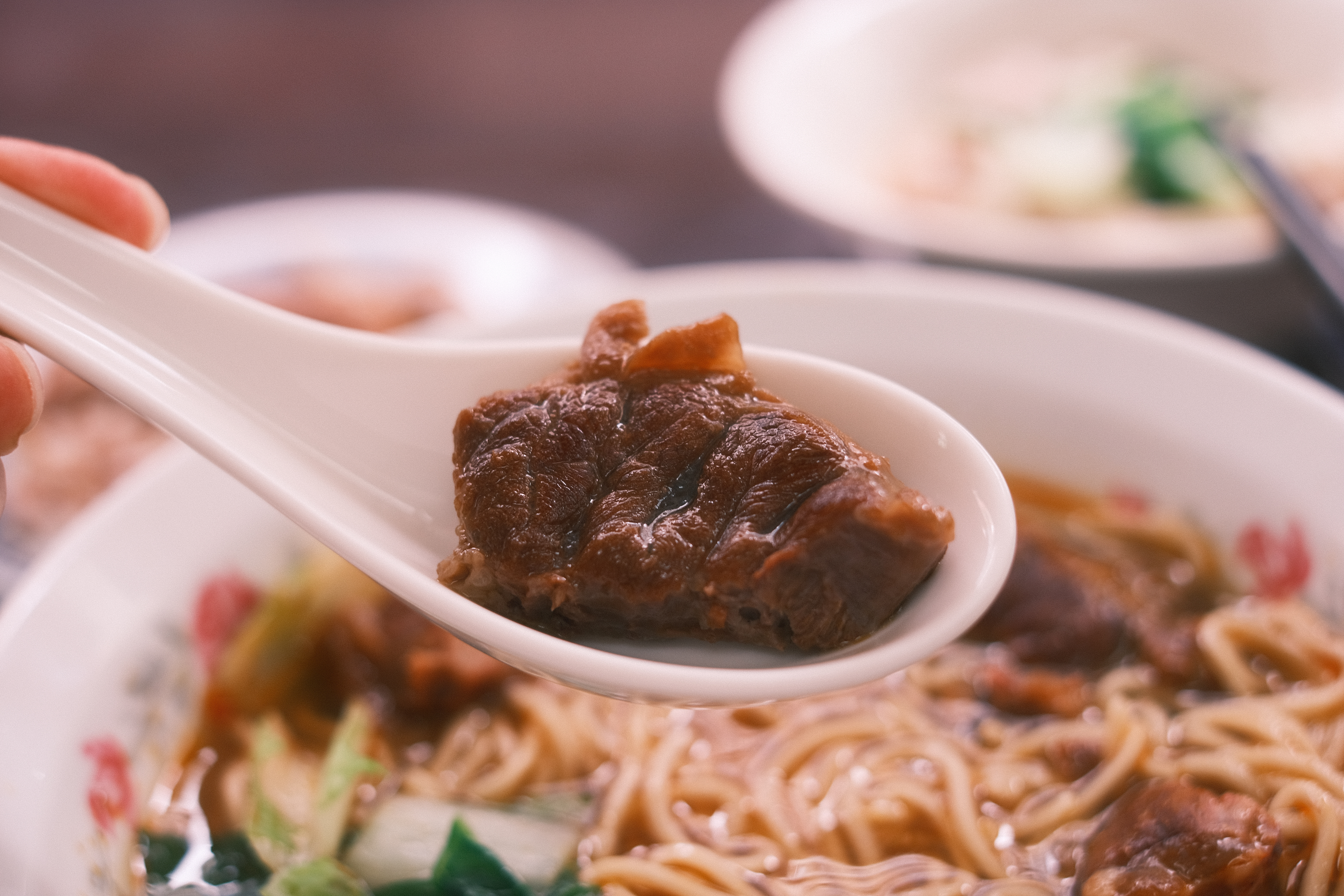 牛肉肉塊還不錯中規中矩，個人覺得湯頭清爽不膩口，另外推薦炸醬麵，搭配麵條醬香味濃郁。