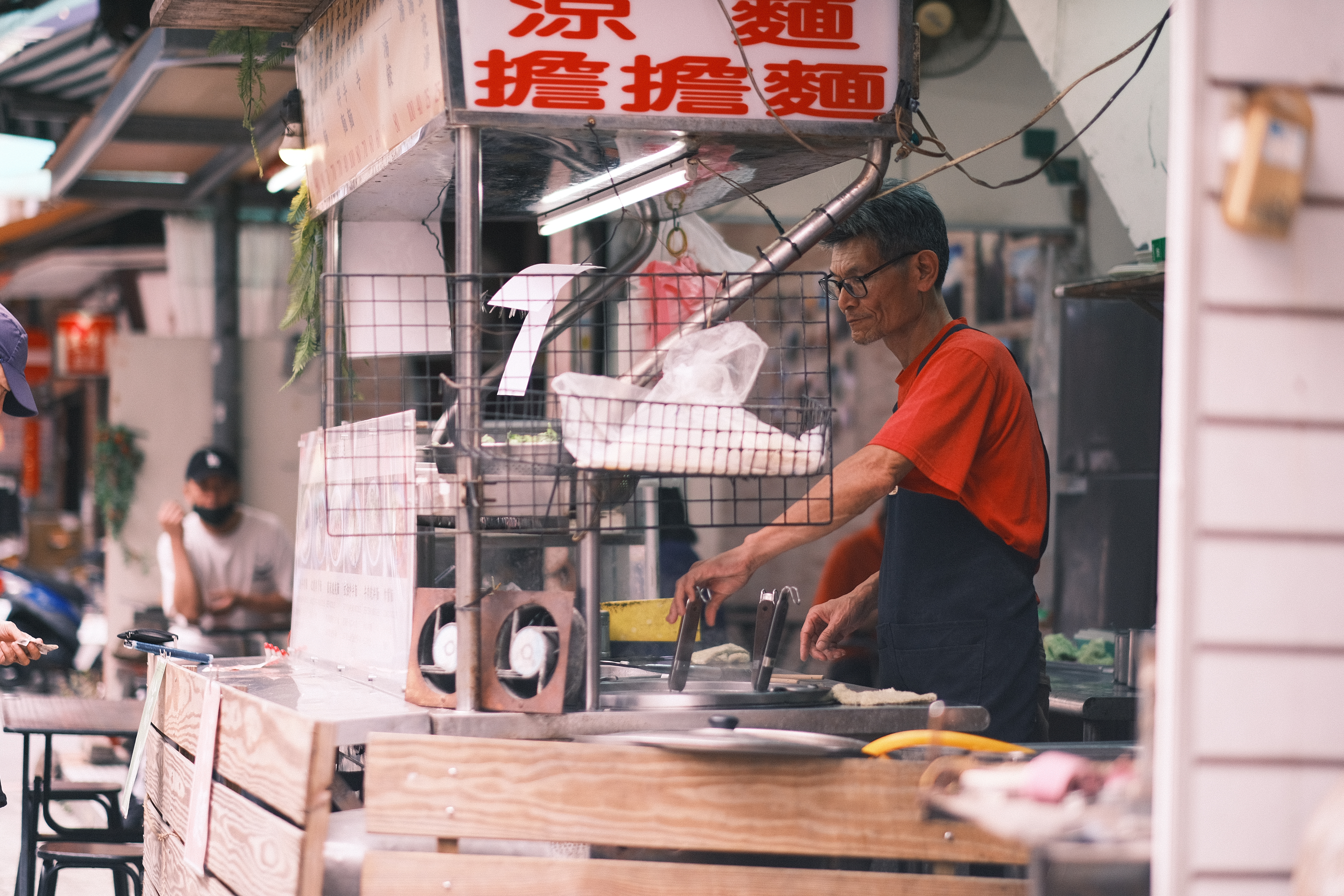 店面保有古樸的感覺，也很熱情的招待外國客人。