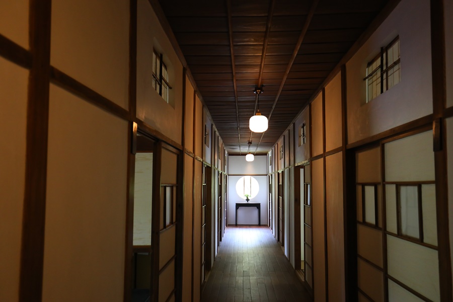 宿舍區的10間6帖房,以中央廊道分隔。
