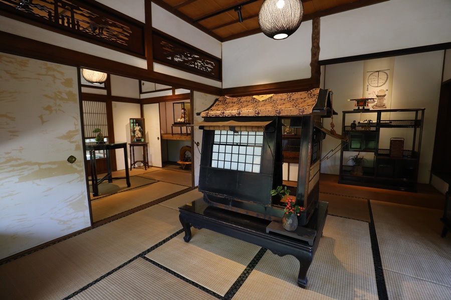 日本古老轎子以獨特型態展示在空間中。