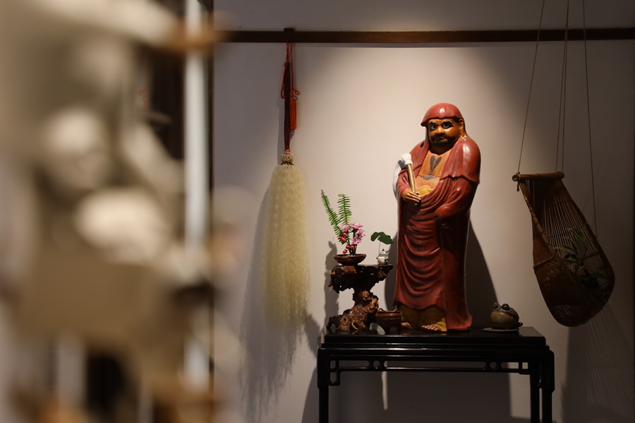 這尊達摩像的眼神十分靈動。