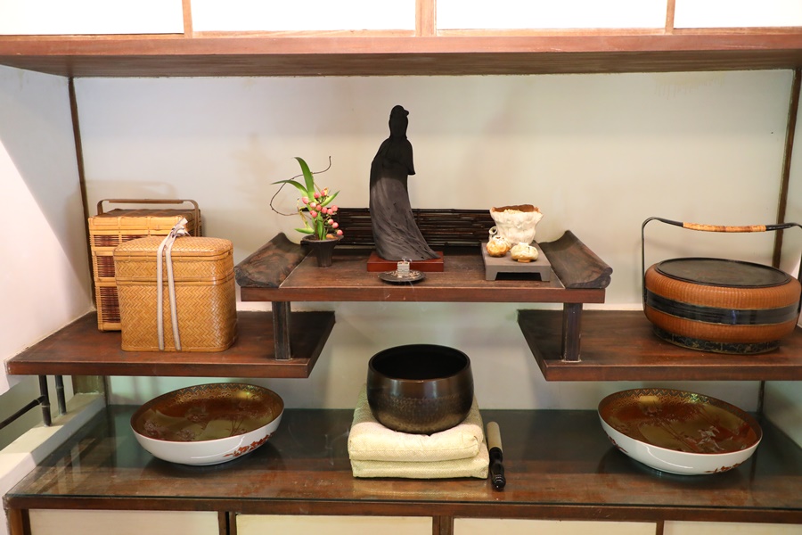 大廣間的展示櫃上陳列各種展品。