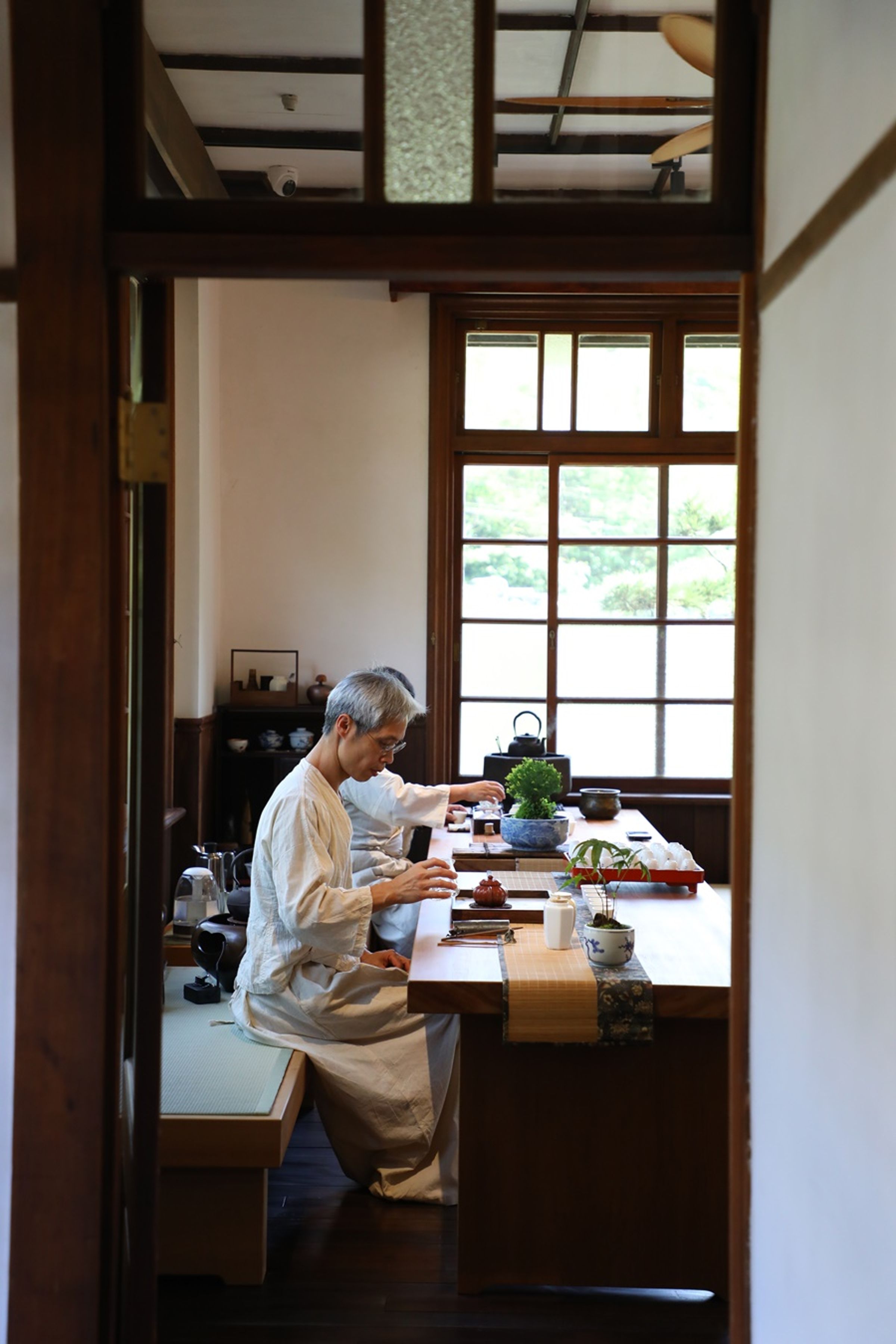 茶人在一見茶室中各自擺設茶席。
