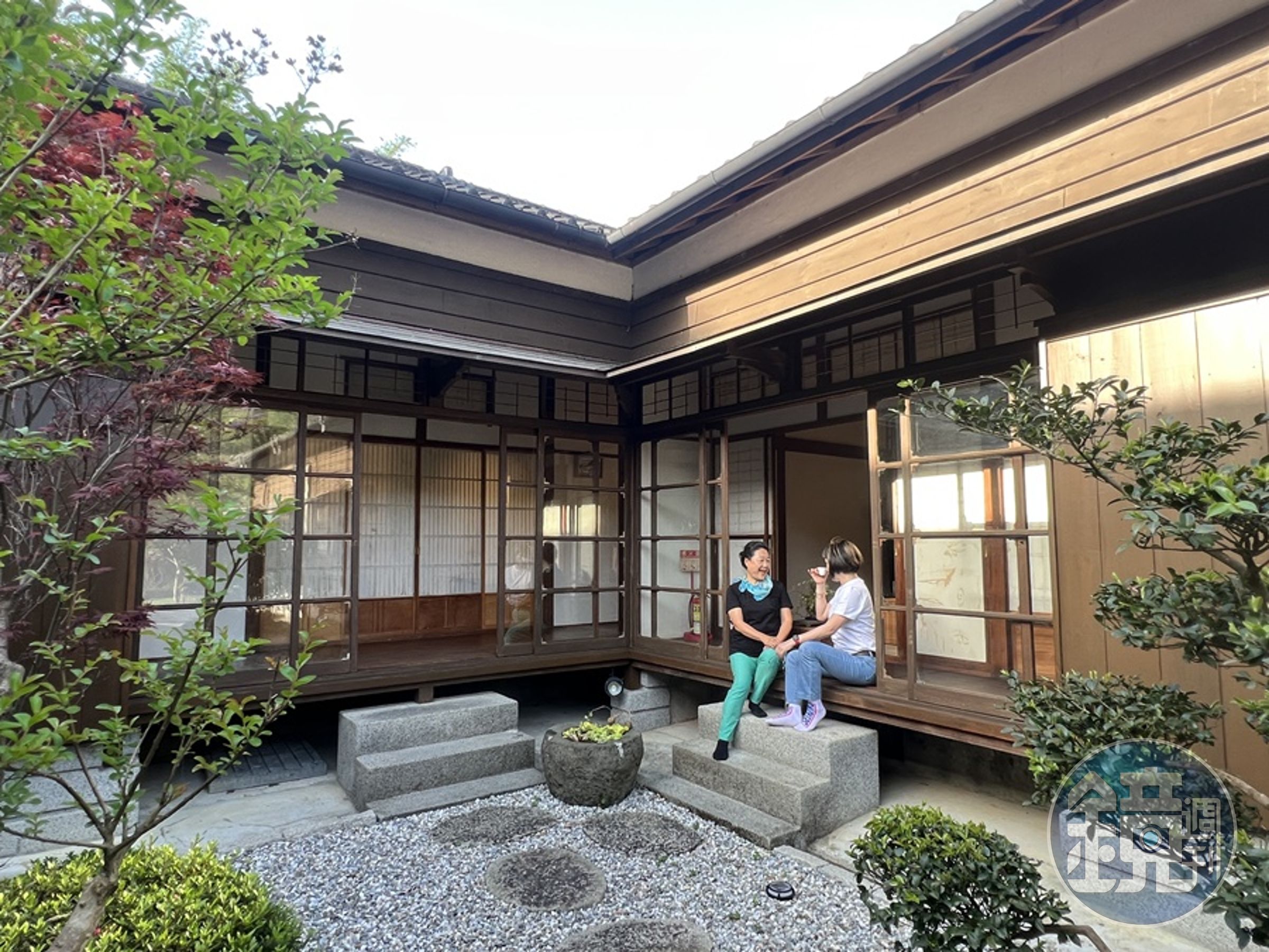 三兩老友邊喝茶邊賞景,在一見菁桐度過悠然午後。