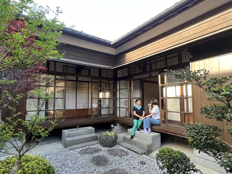 三兩老友邊喝茶邊賞景,在一見菁桐度過悠然午後。