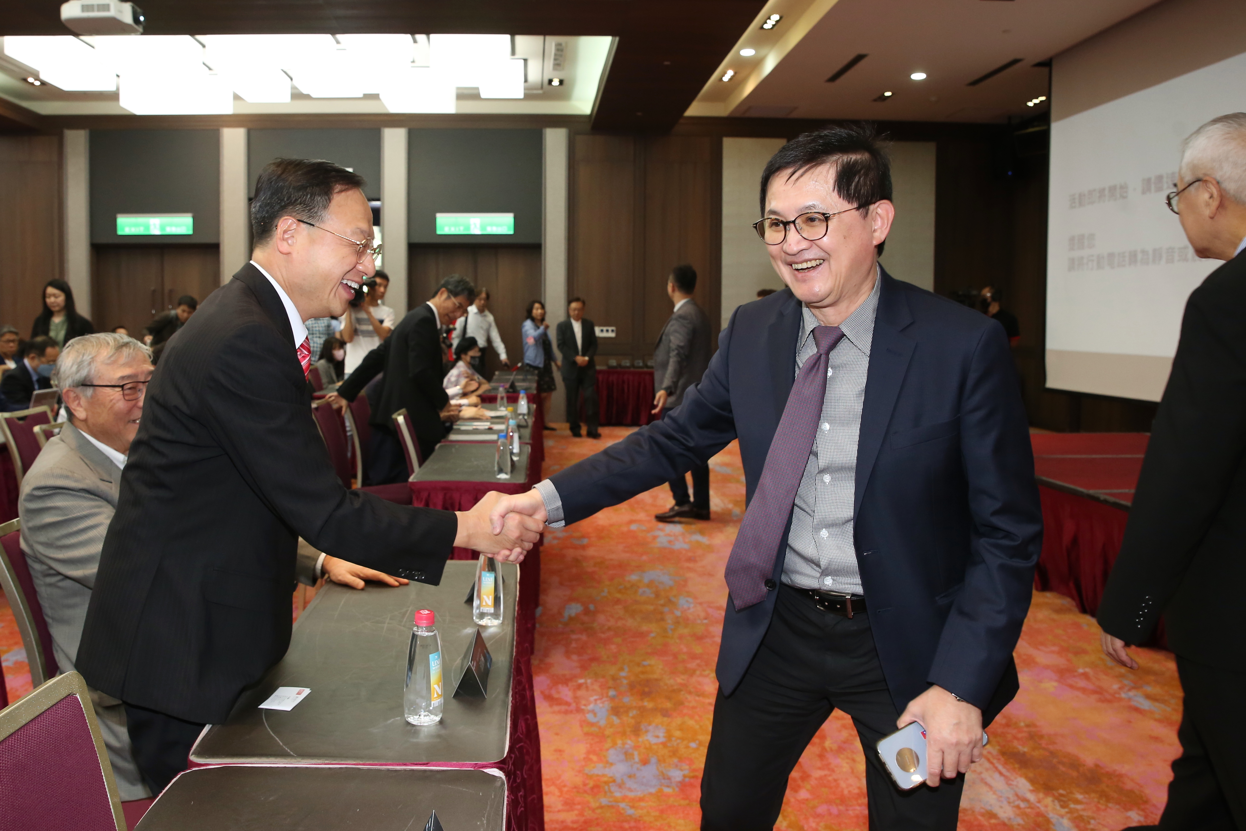 童子賢（右）再度對台灣產業偏食的現象發出警語。