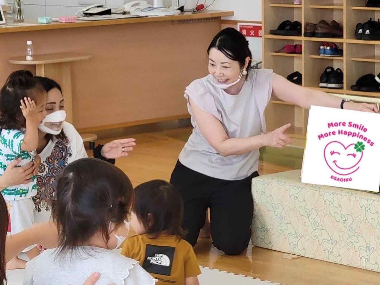 神奈川一間公司「笑顏育」，近來在日本各地陸續開課，要教導疫情後拿下口罩的人們如何微笑。（翻攝自株式会社笑顔育臉書）