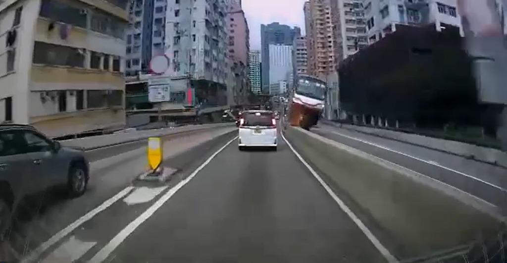 香港荃灣大窩口今(16)日傍晚6時許發生一起巴士側翻意外,車上26名乘客至少22人受傷,其中4人受重傷。(翻攝荃灣 大窩口邨 葵涌邨臉書社團)