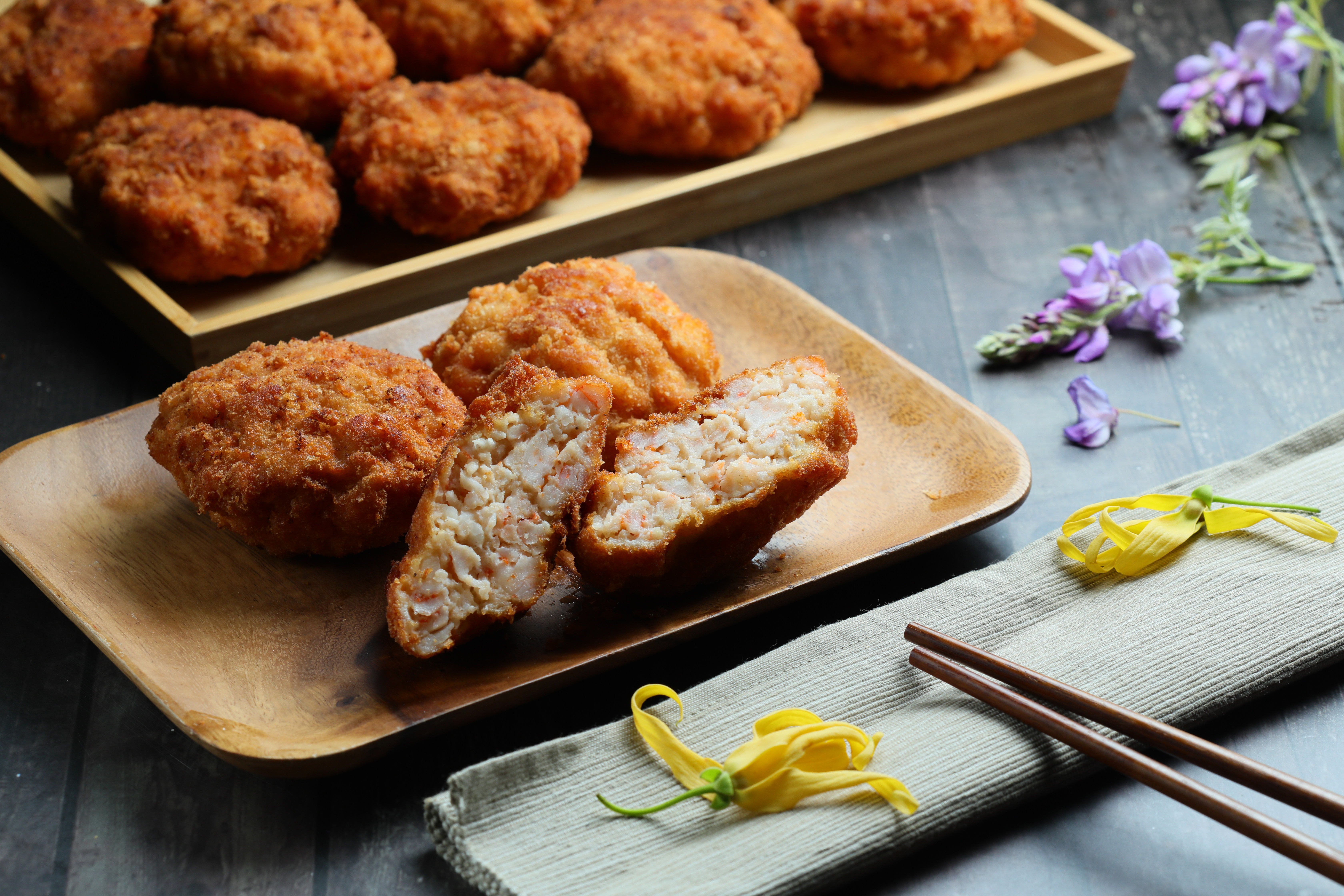 「金錢蝦餅」華麗上桌，我做的蝦餅比明福大，是台灣酒家菜的代表性菜式。