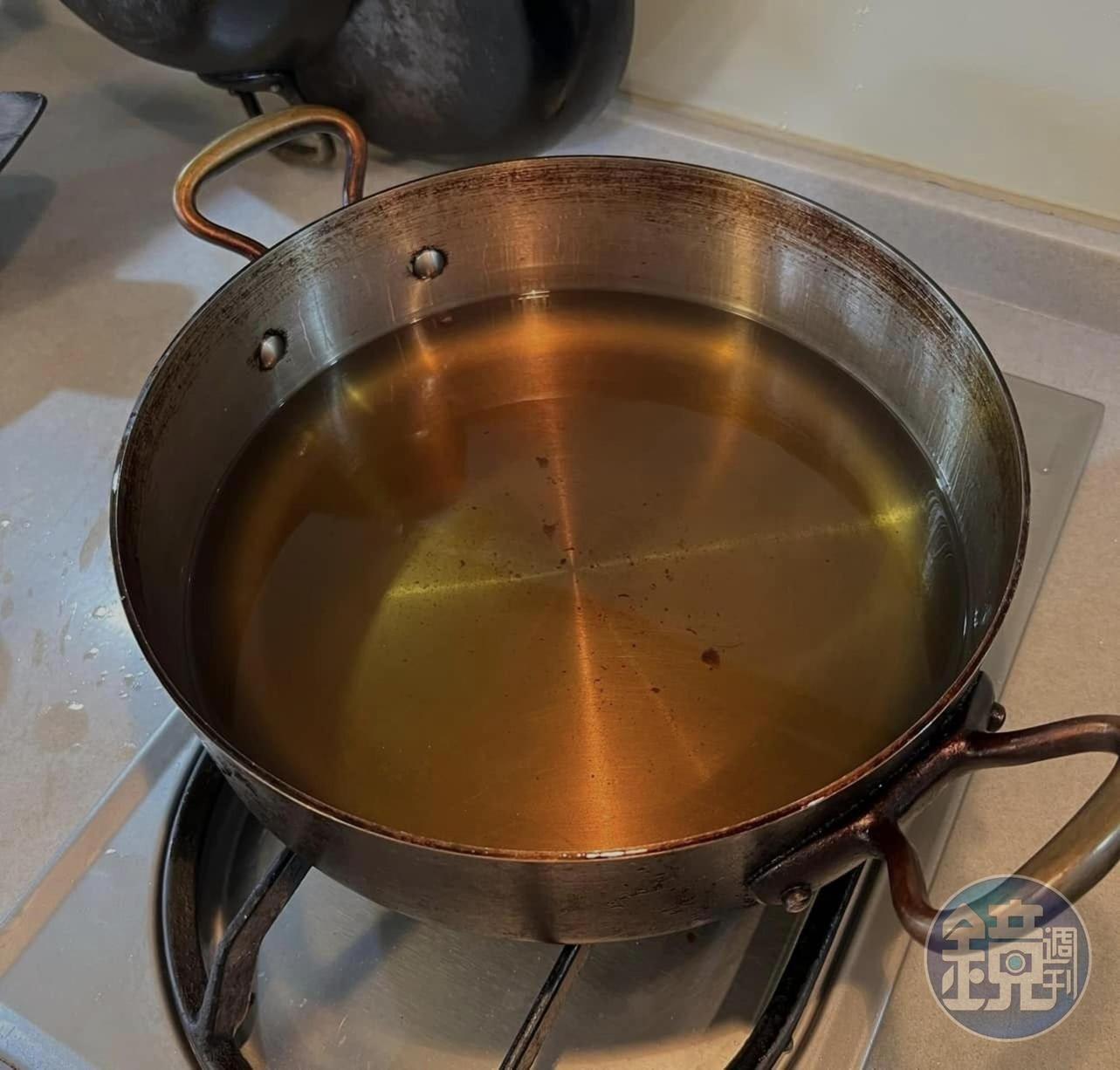 撈起油渣,豬油完成。