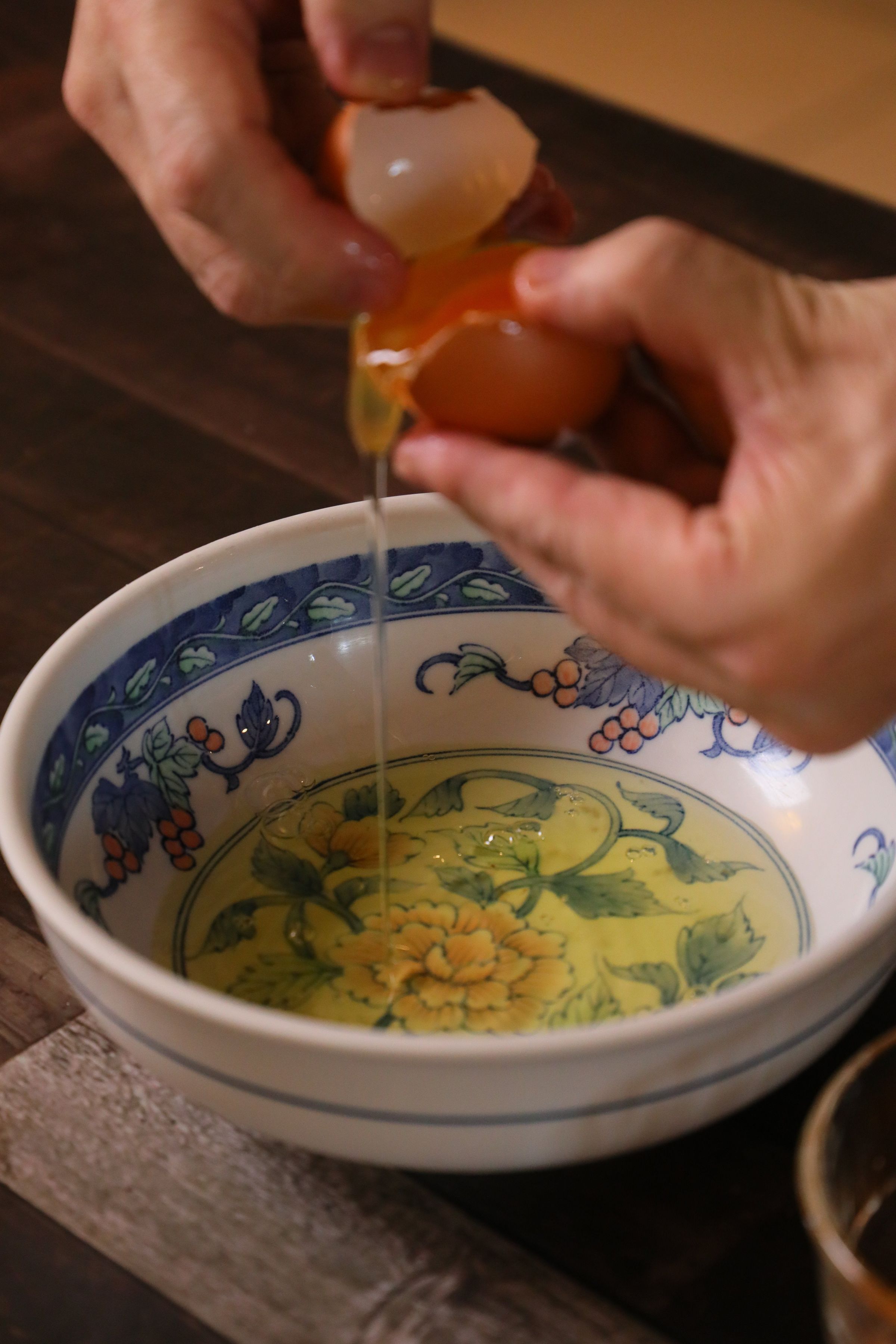 打蛋取蛋清,蛋黃在蛋殼間輪轉,便可取出蛋白。