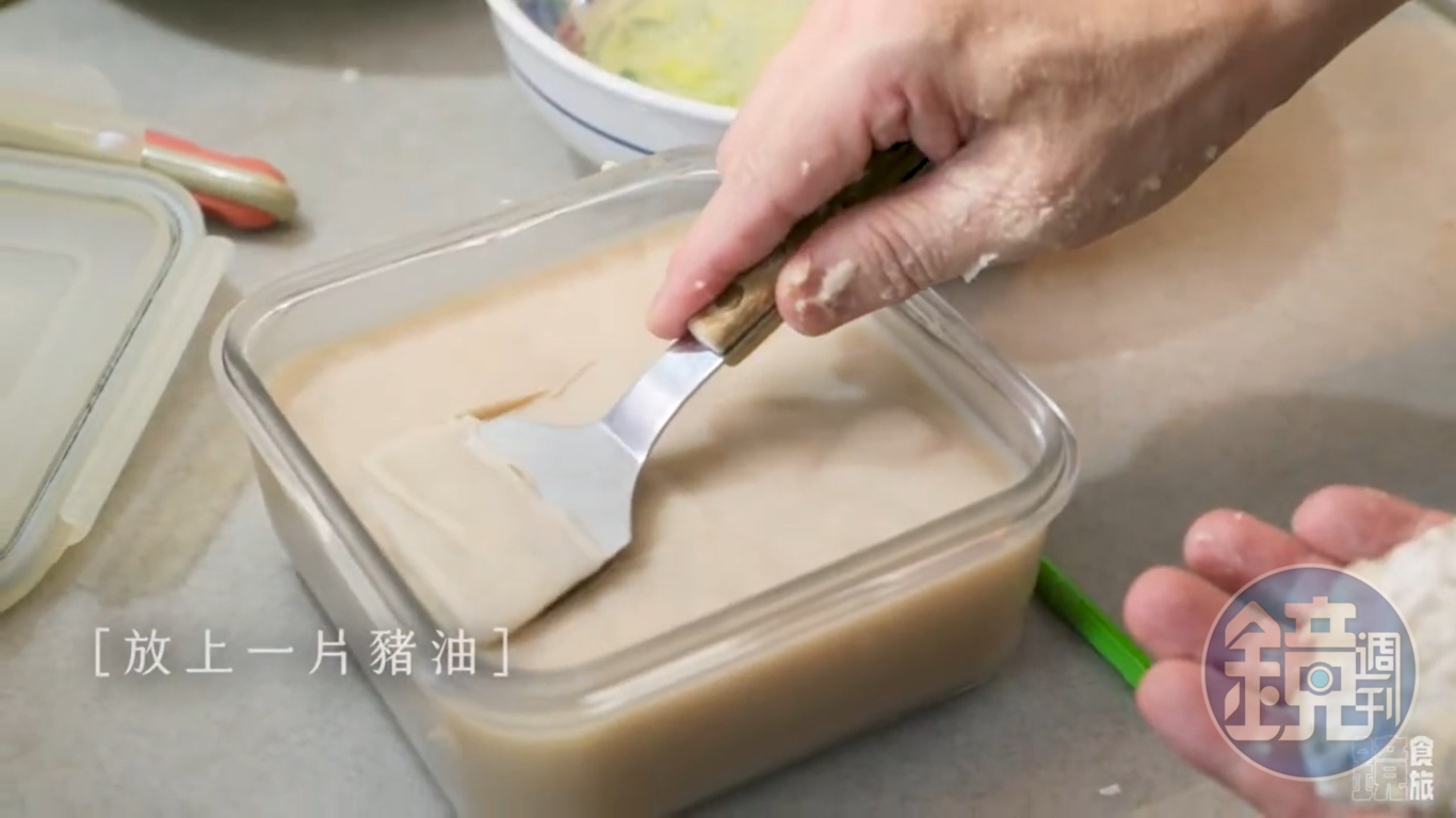 用鏟子薄薄取一片豬油,知道為什麼用方盒子了吧。