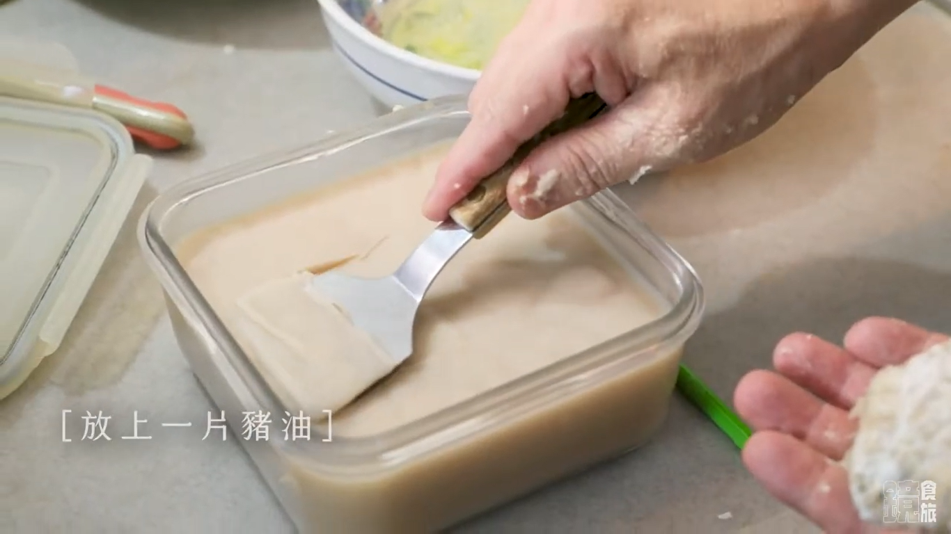 用鏟子薄薄取一片豬油，知道為什麼用方盒子了吧。