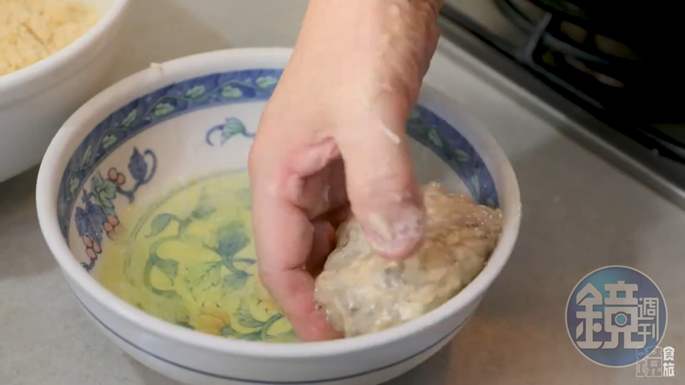 沾完蛋液沾麵包粉(左邊),一氣呵成。