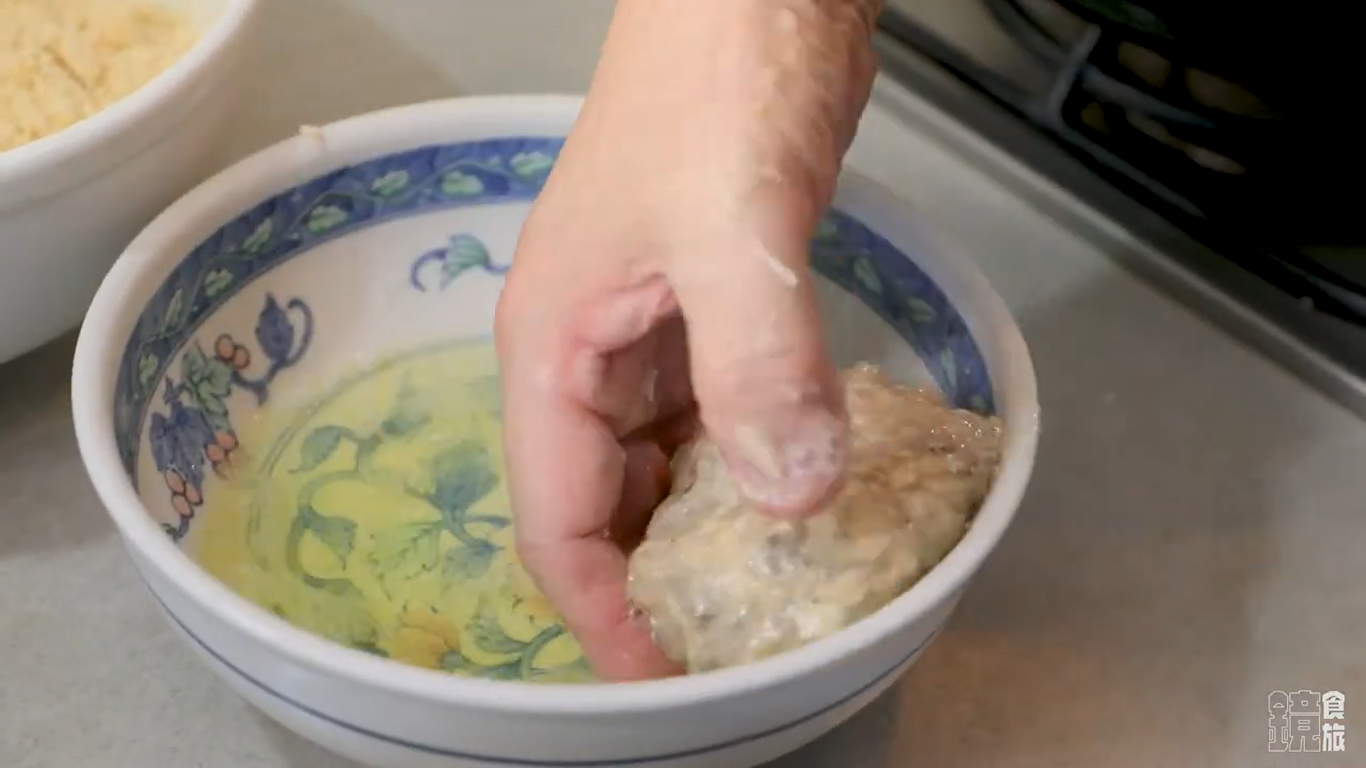 沾完蛋液沾麵包粉（左邊），一氣呵成。