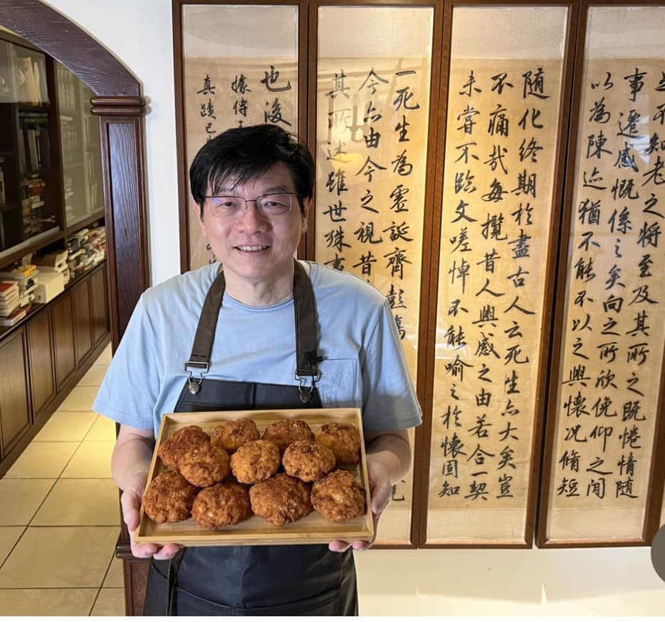 我做的金錢蝦餅真的很大顆，像菠蘿麵包。明福只有我的一半份量。
