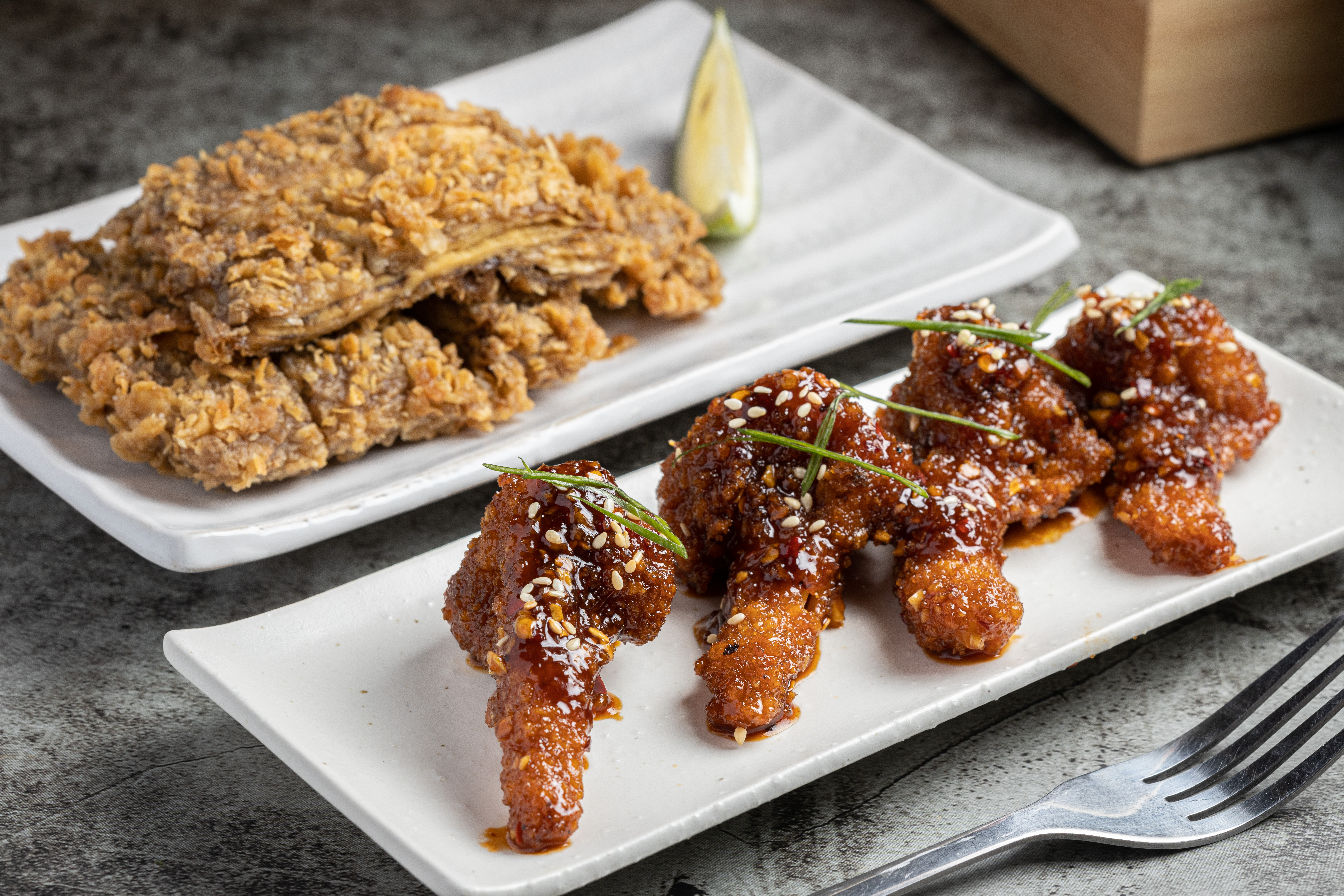 完全吃不出裡頭是蔬菜的「韓式辣G翅」（前，80元／小份）及「炸G排」（後，80元／份）。