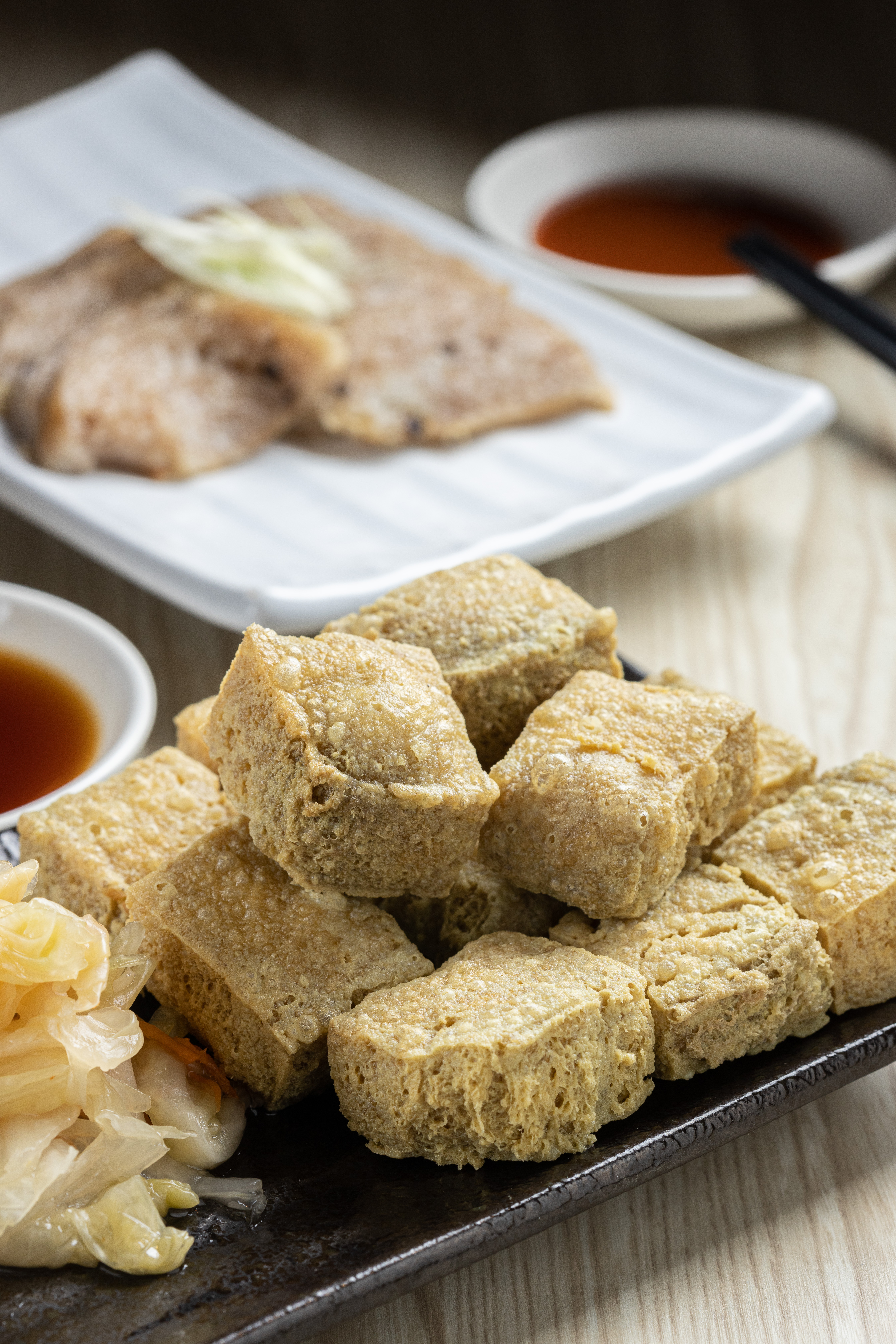 「家鄉臭豆腐」（前，90元／份）帶著宜蘭特有的青草氣息；「糯米腸」（後，95元／份）是主廚用千張自己灌的，數量有限，經常缺貨。