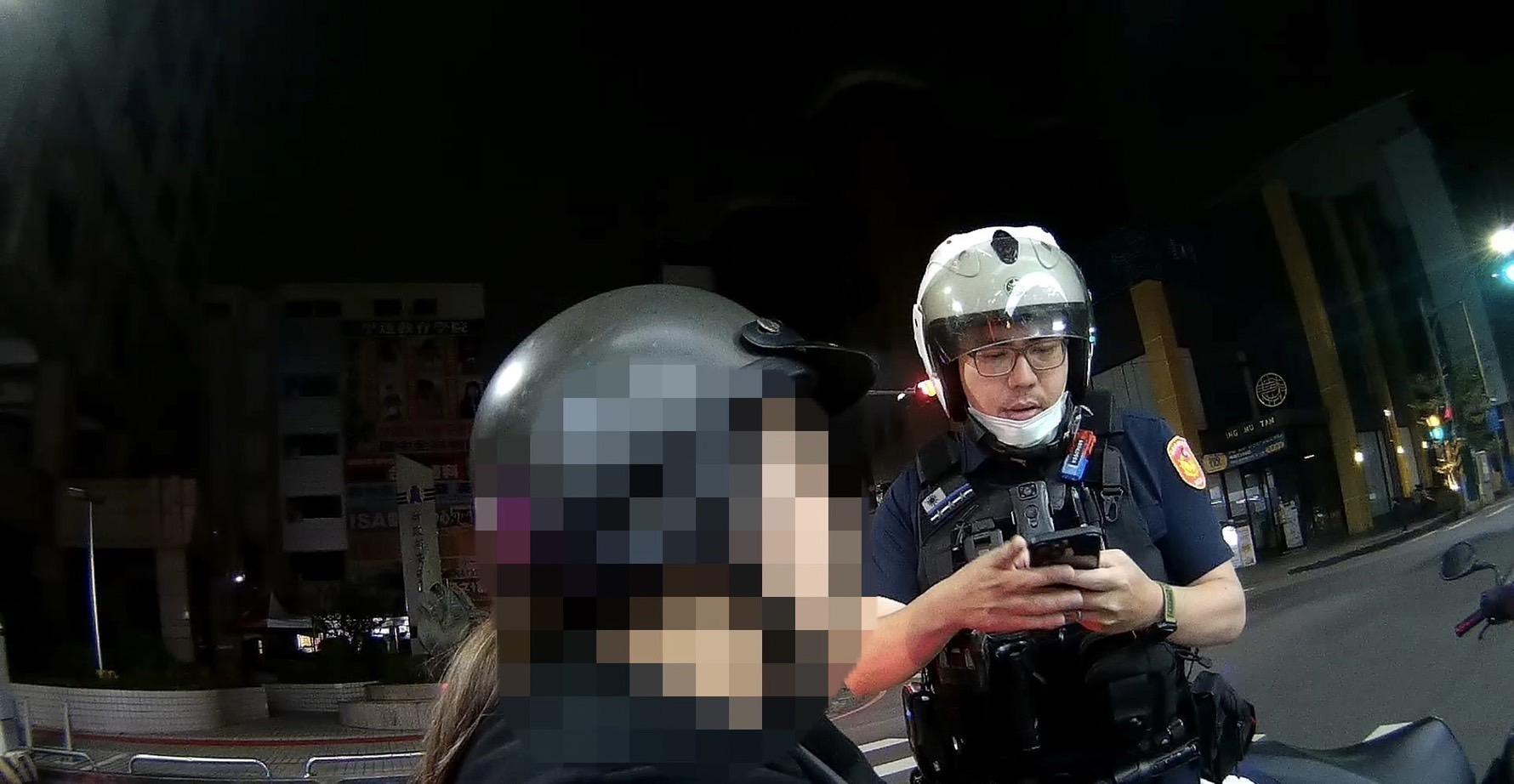 張女心情不佳在超商買啤酒喝，酒後違規紅燈左轉遭警攔查。（翻攝畫面）
