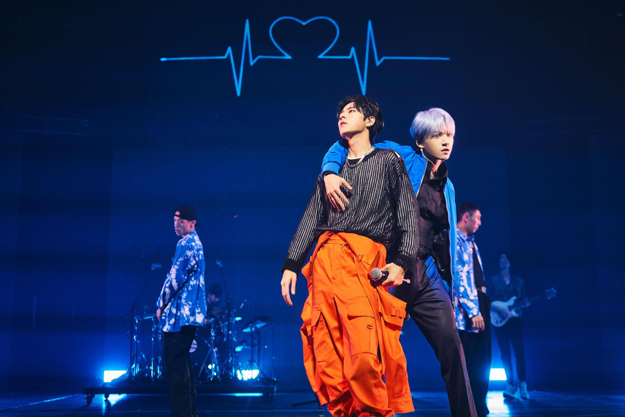 Ozone佳辰和祖安在演唱會上獻唱的〈Young Blood〉MV已上架。(索尼音樂提供)