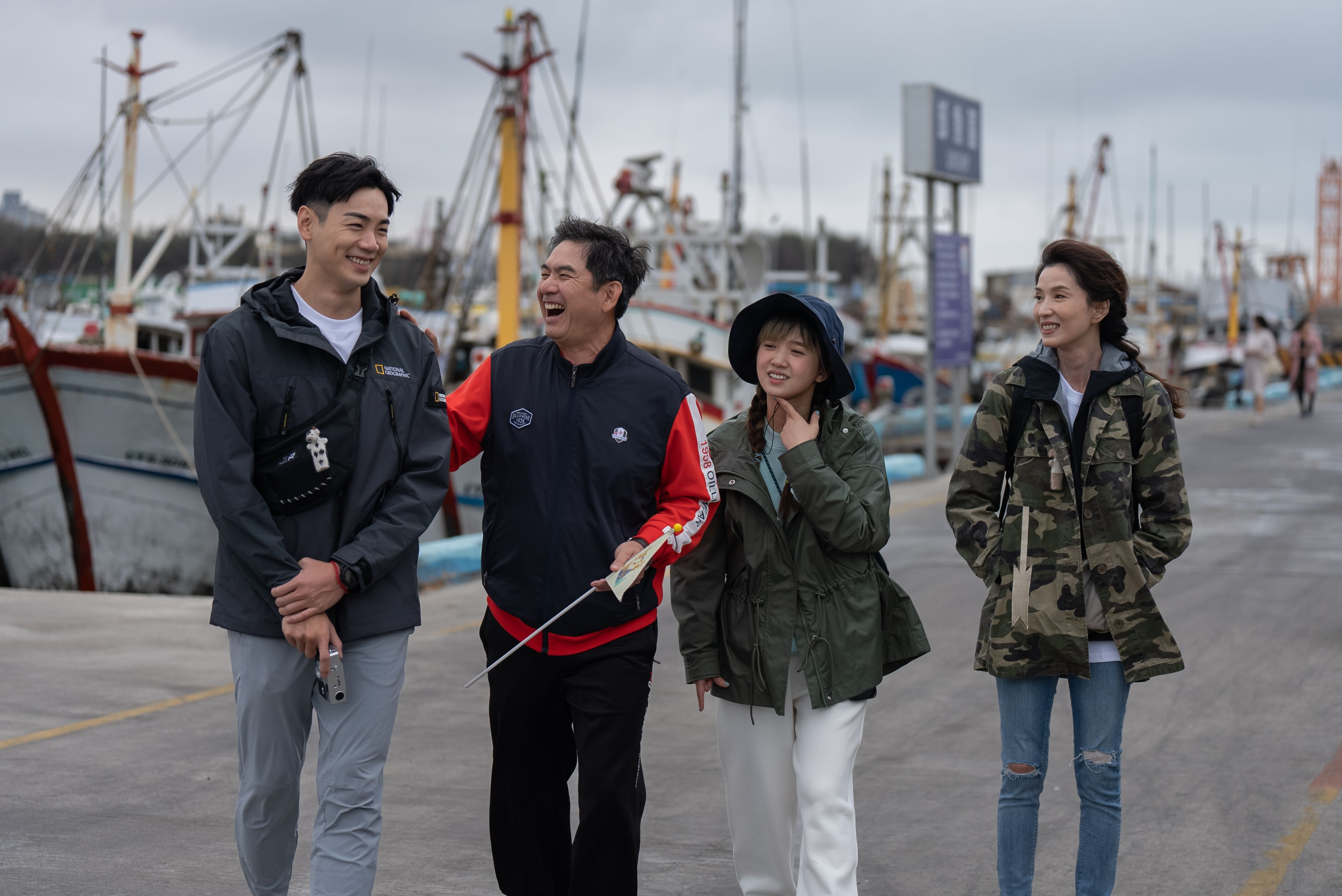 禾浩辰（左起）、洪都拉斯、嚴正嵐、葉全真道台中出外景。（MyVideo提供）