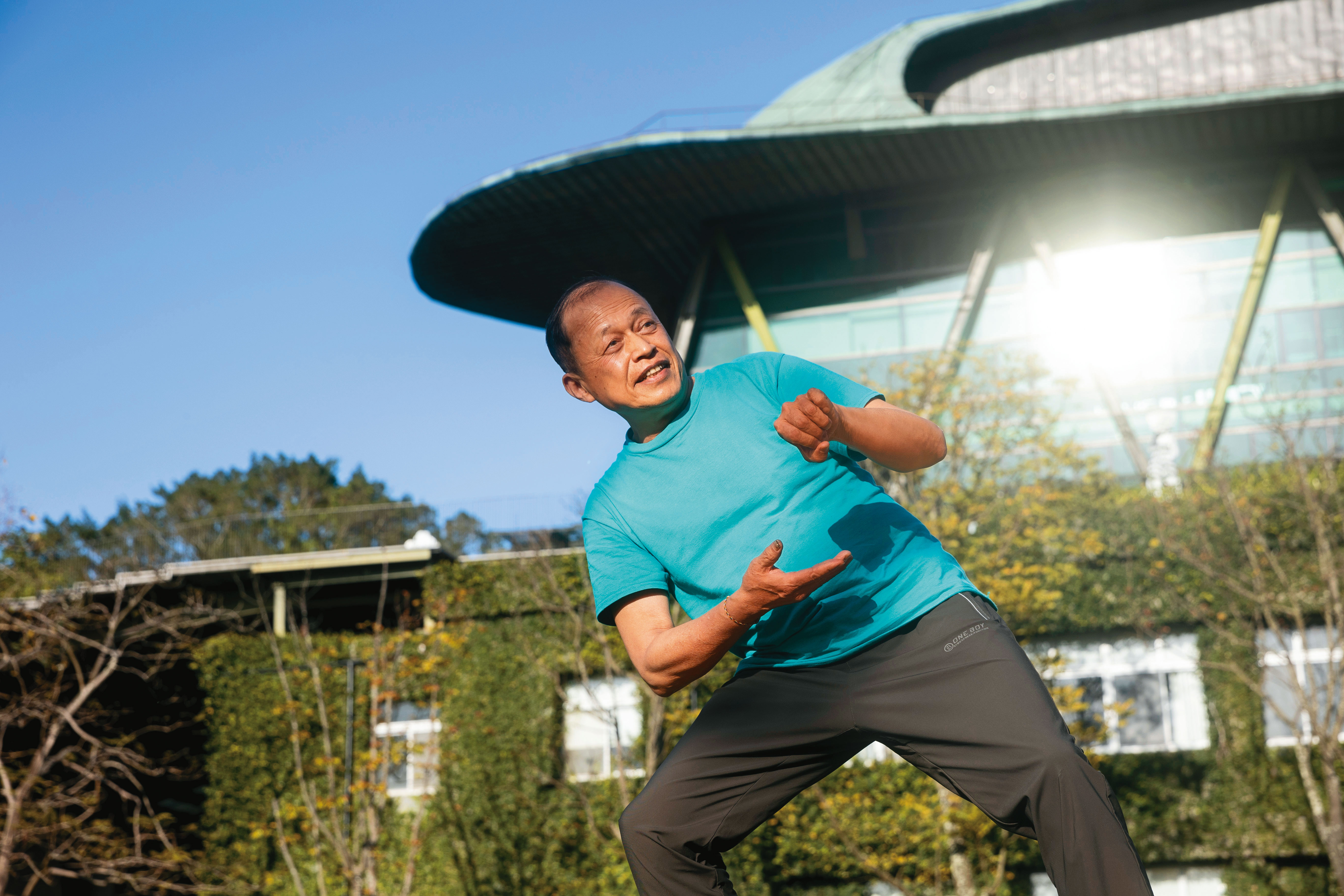 龍哥跳〈耕種與豐收〉中的收割動作，非常靈活。