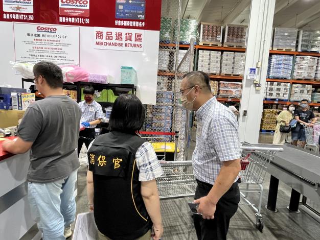 消保官到好市多台南店了解好市多冷凍莓果退貨退款情形。（台南法制局提供）