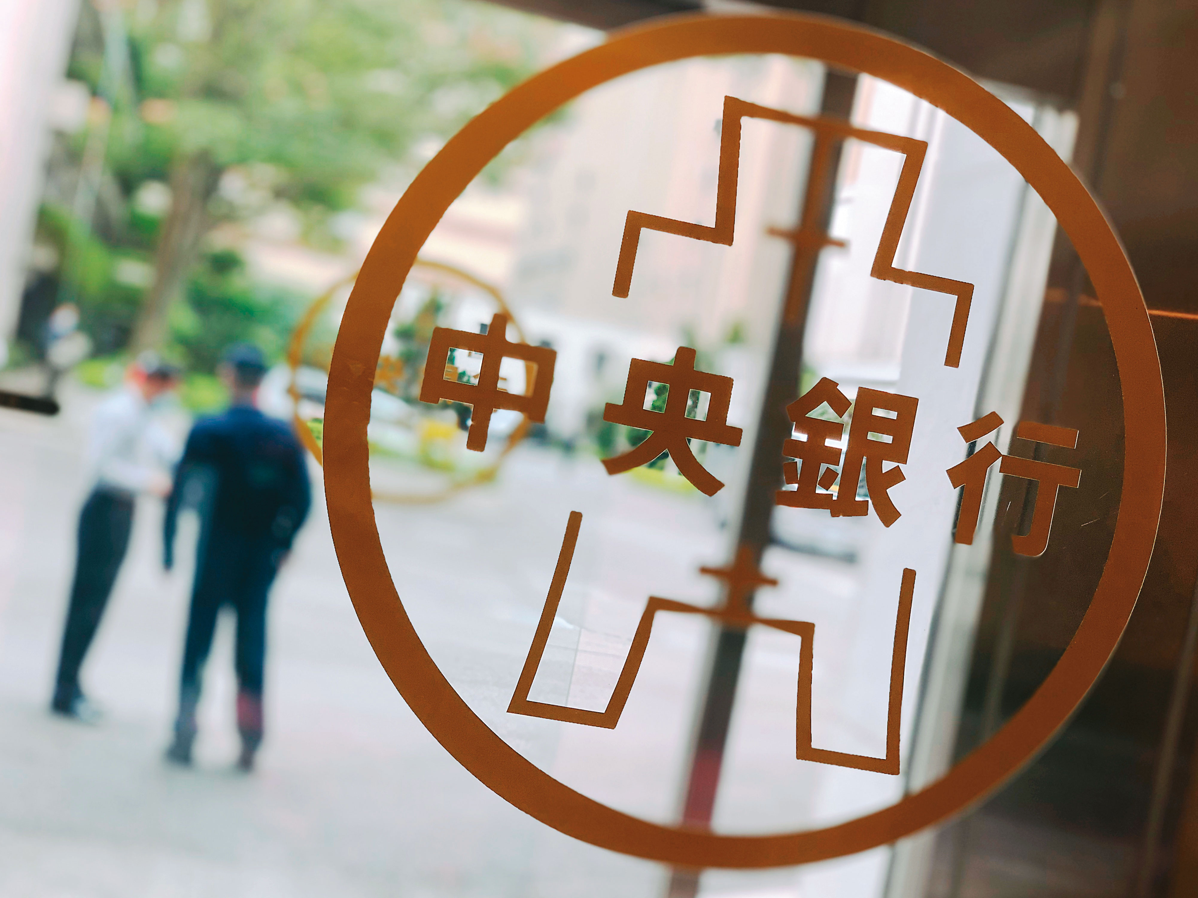 央行自去年起連5升，房貸利率地板價達2.06％，創14年新高。