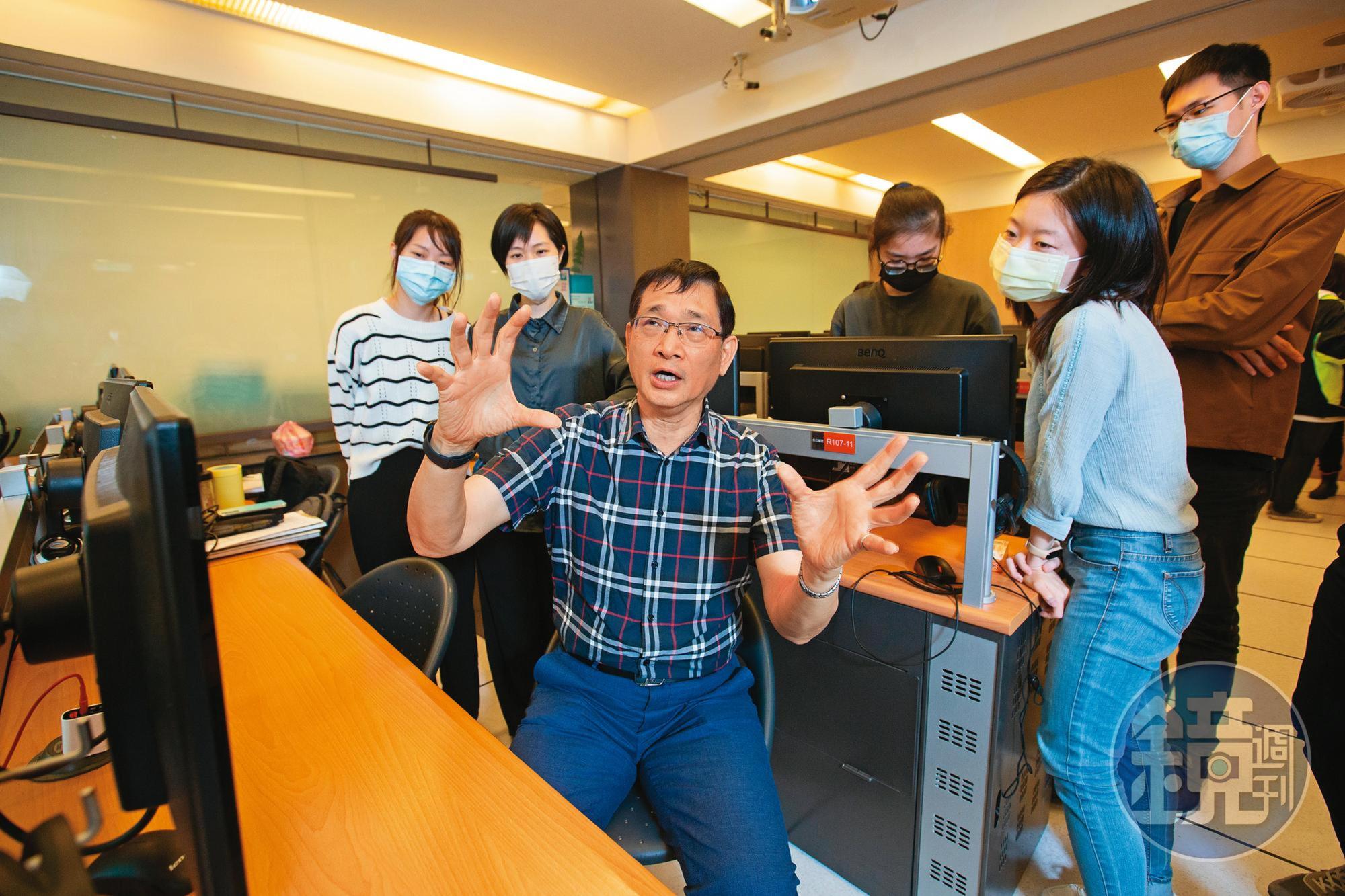 義守大學EMBA執行長李建興（中）2009年大量買入台積電，現已零成本。