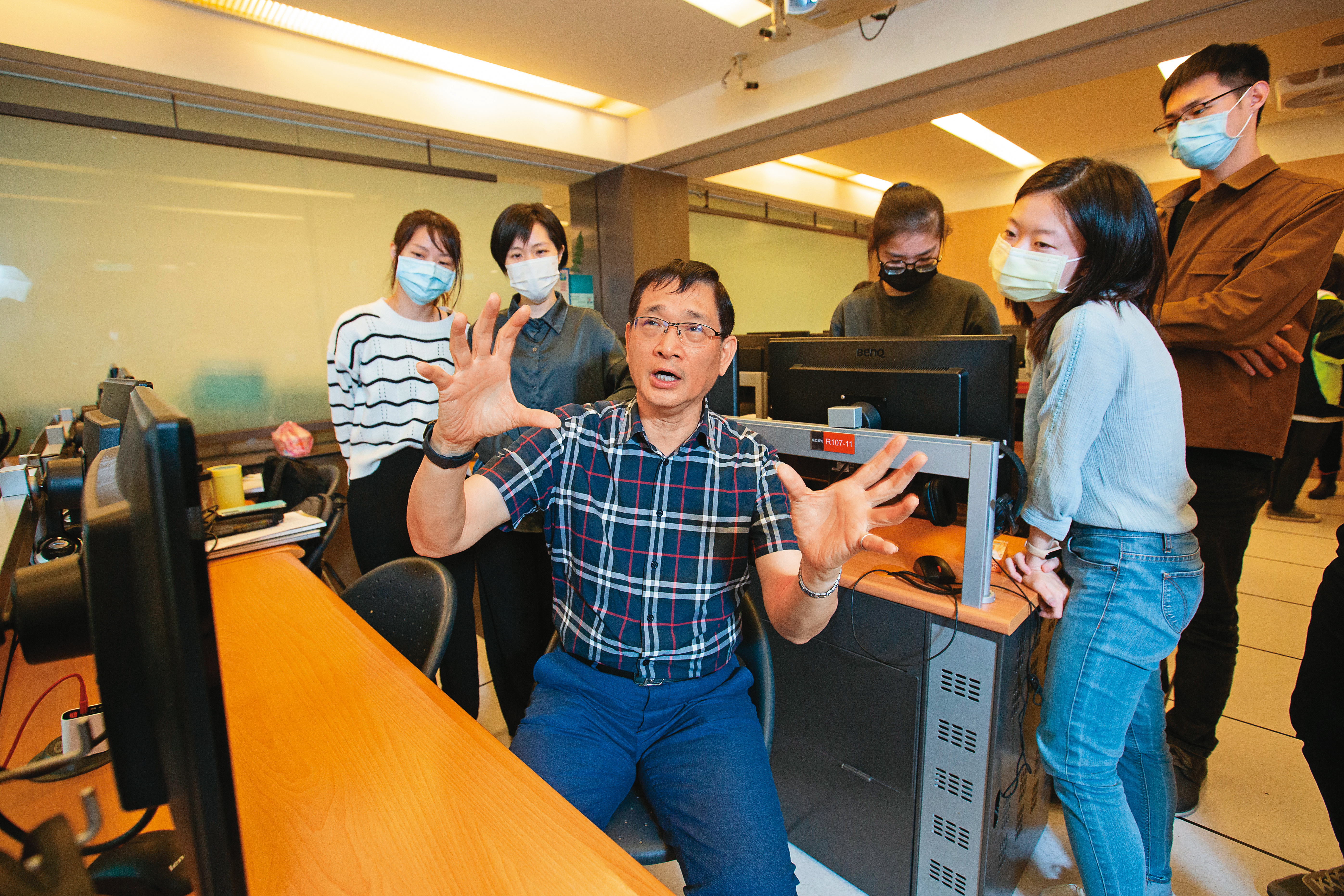 義守大學EMBA執行長李建興（中）2009年大量買入台積電，現已零成本。