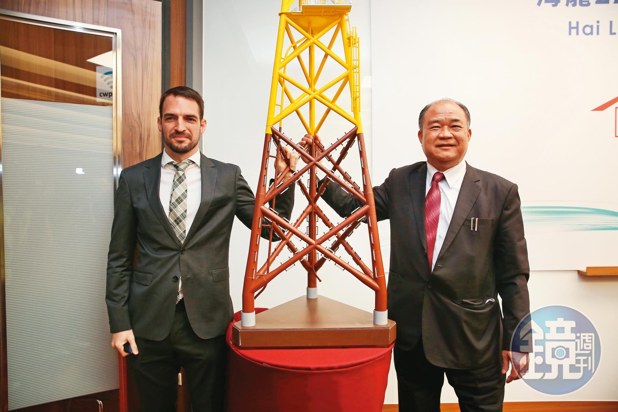 世紀鋼董事長賴文祥（右）帶領公司成為國內最大的水下基礎結構公司。