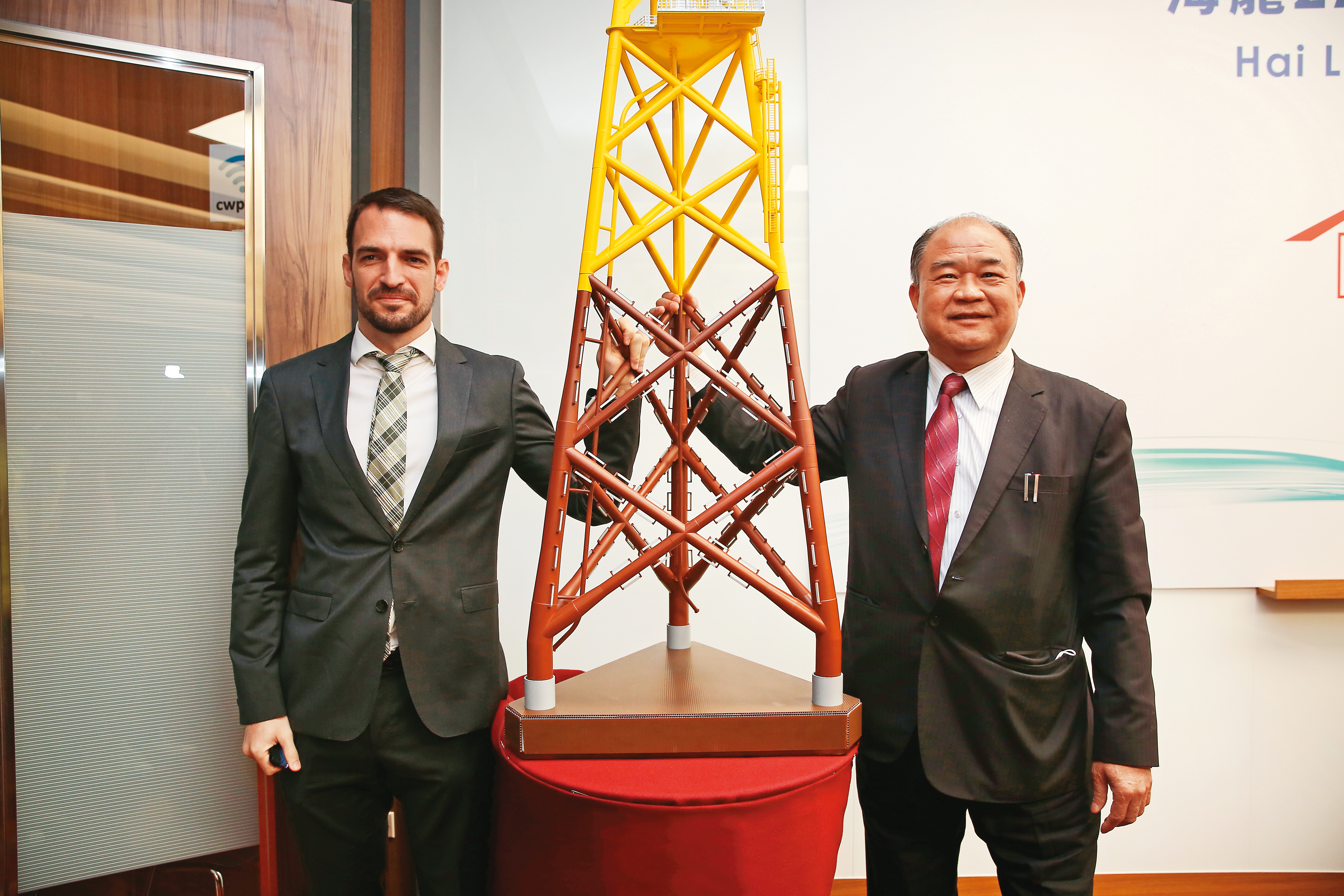 世紀鋼董事長賴文祥（右）帶領公司成為國內最大的水下基礎結構公司。