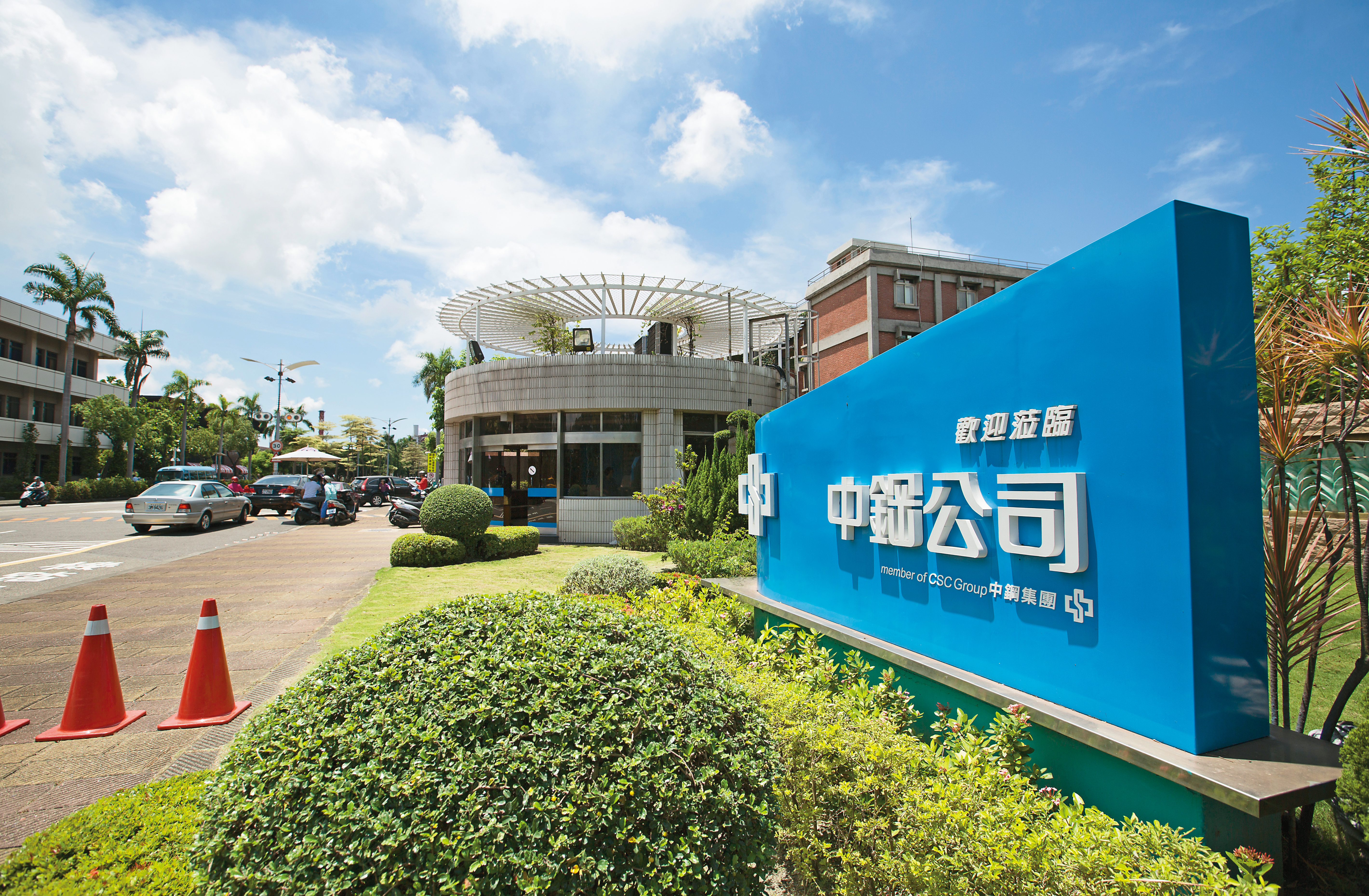 李建興認為，大型權值股都是可長抱的標的，如中鋼、台泥。
