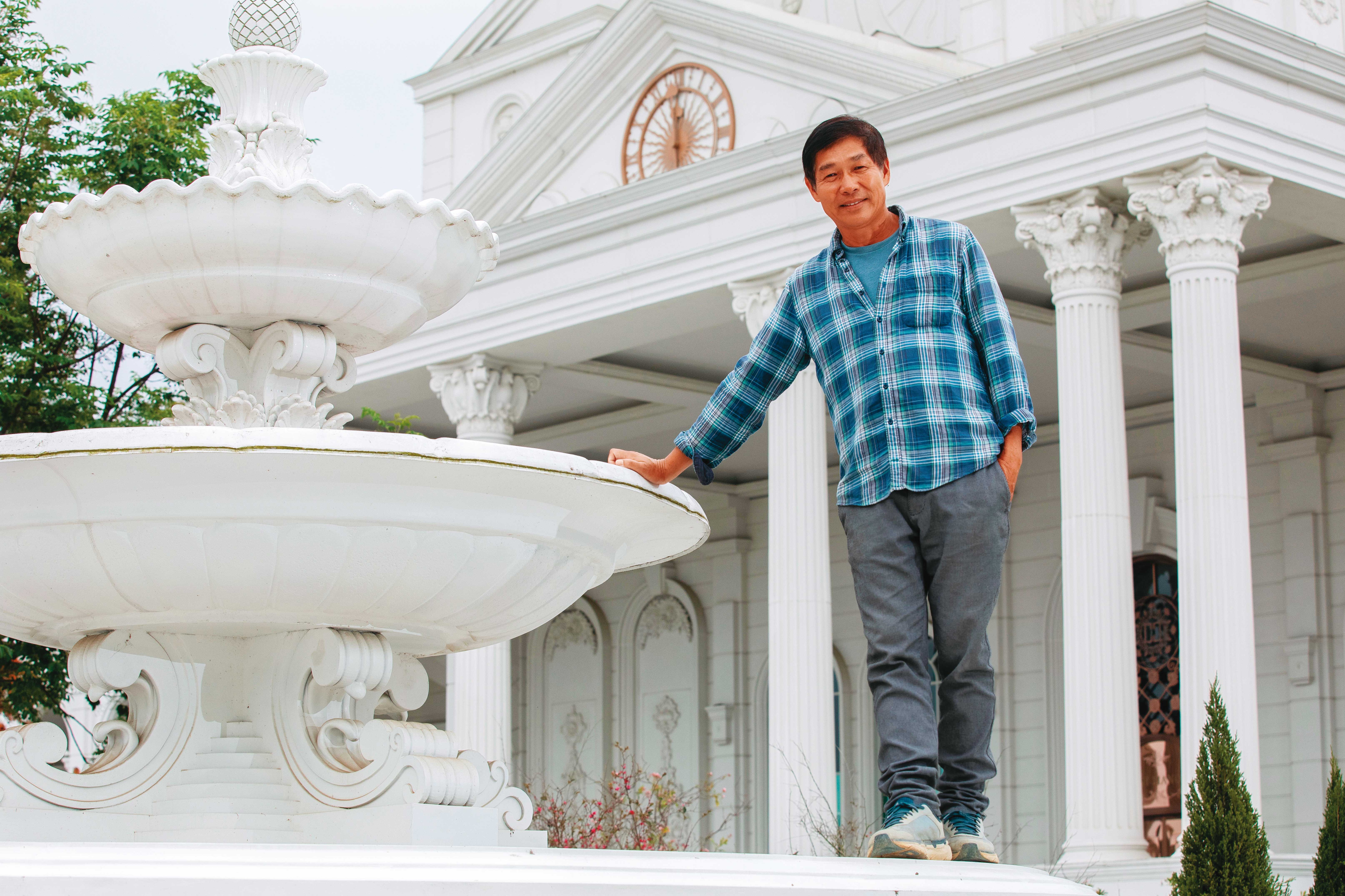 學美術、雕塑出身的毛榮海30多年前創業，從廟宇裝飾起家，後跨界景點、遊樂園建築，承包包括迪士尼園區、佐登妮絲等案子。