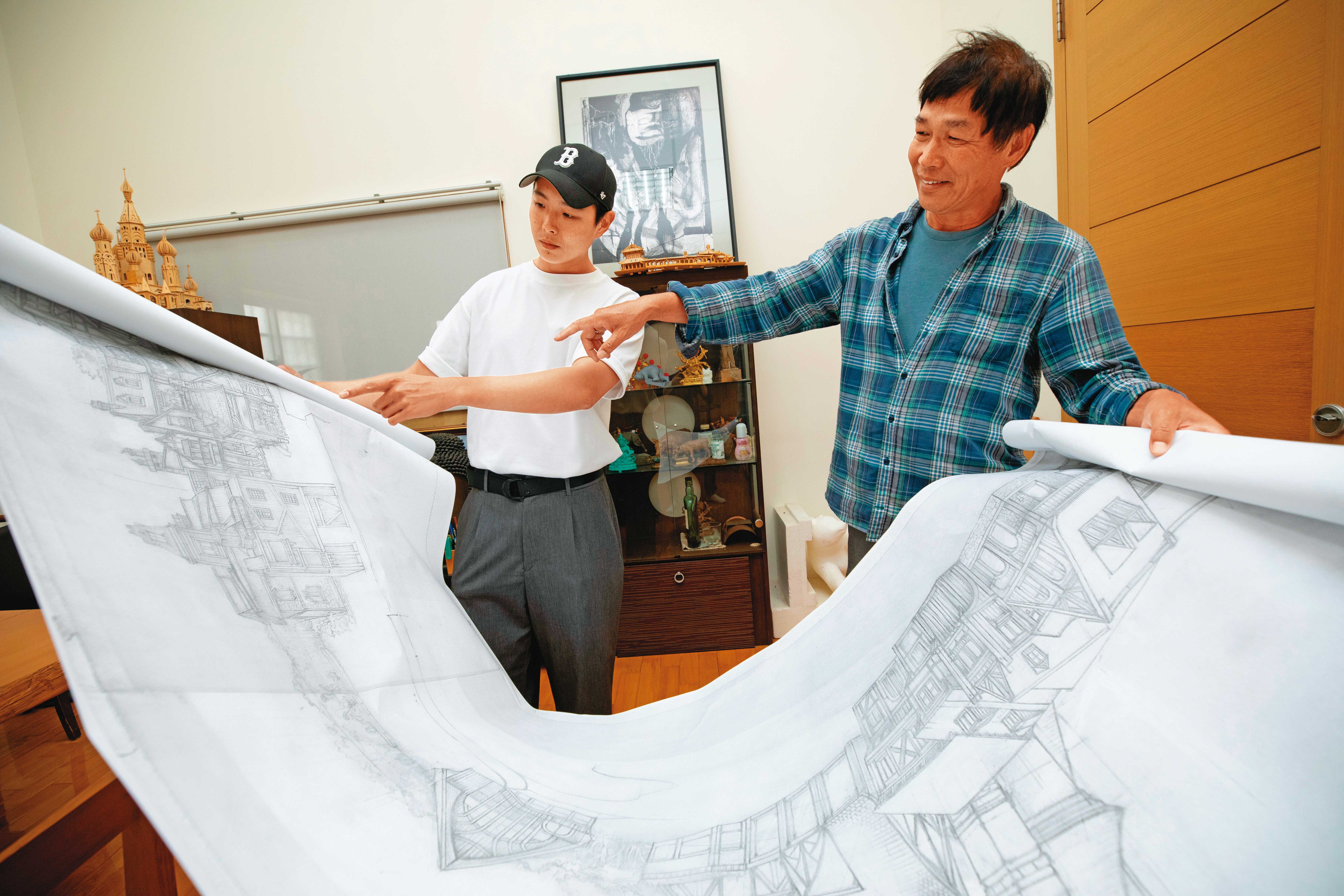 毛榮海(右)從業逾30年,前幾年把同是美術本科畢業的長子毛槿森(左)喚回家幫忙。