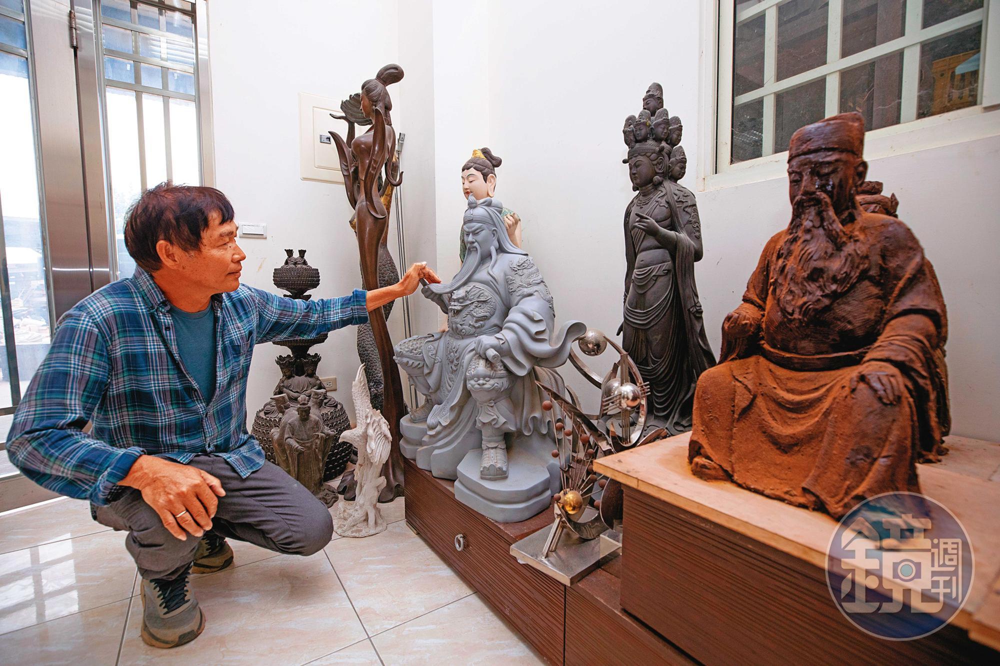 毛榮海製作過非常多神像與佛像,他強調一定要虔誠恭敬,神明如果不滿意,雕像會垮掉、需要重塑。