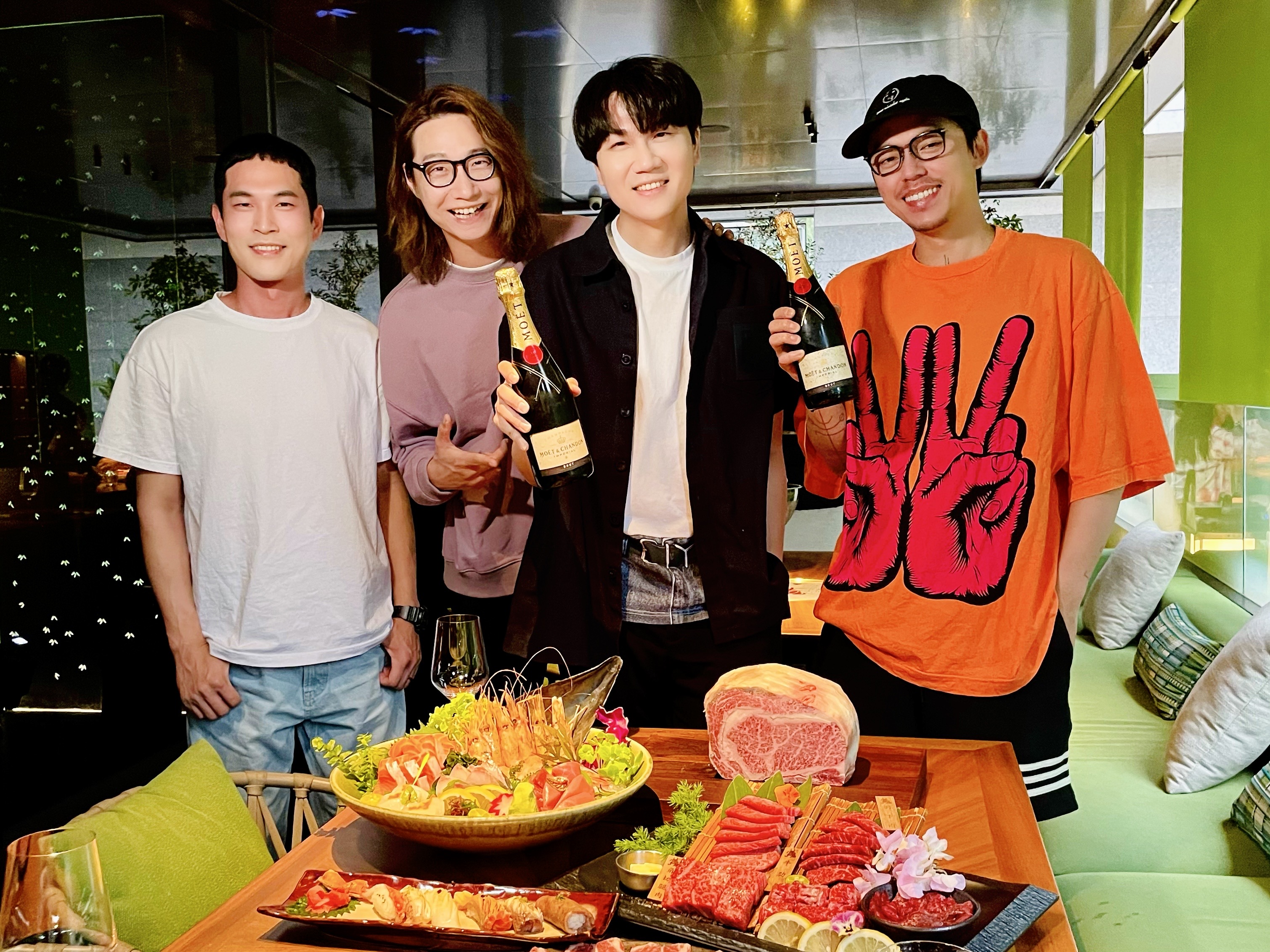 宇宙人和HUSH（右一）慶祝入圍第34屆金曲獎，恭喜彼此也互相加油打氣。（相信音樂提供）