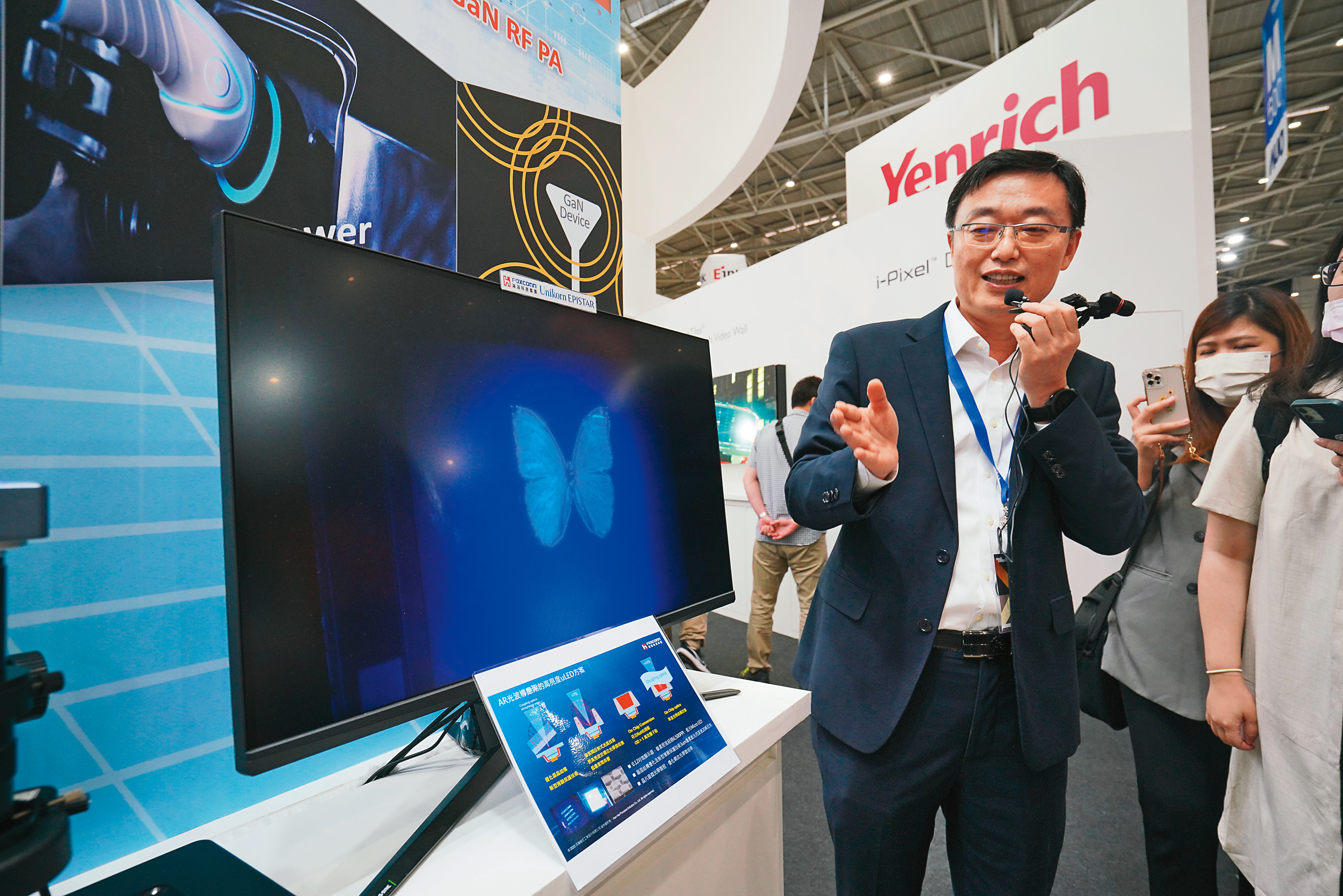 晶成董事長施韋表示，鴻海主動找上門合作AR眼鏡，雙方一拍即合，短短幾個月就把樣品做出來。