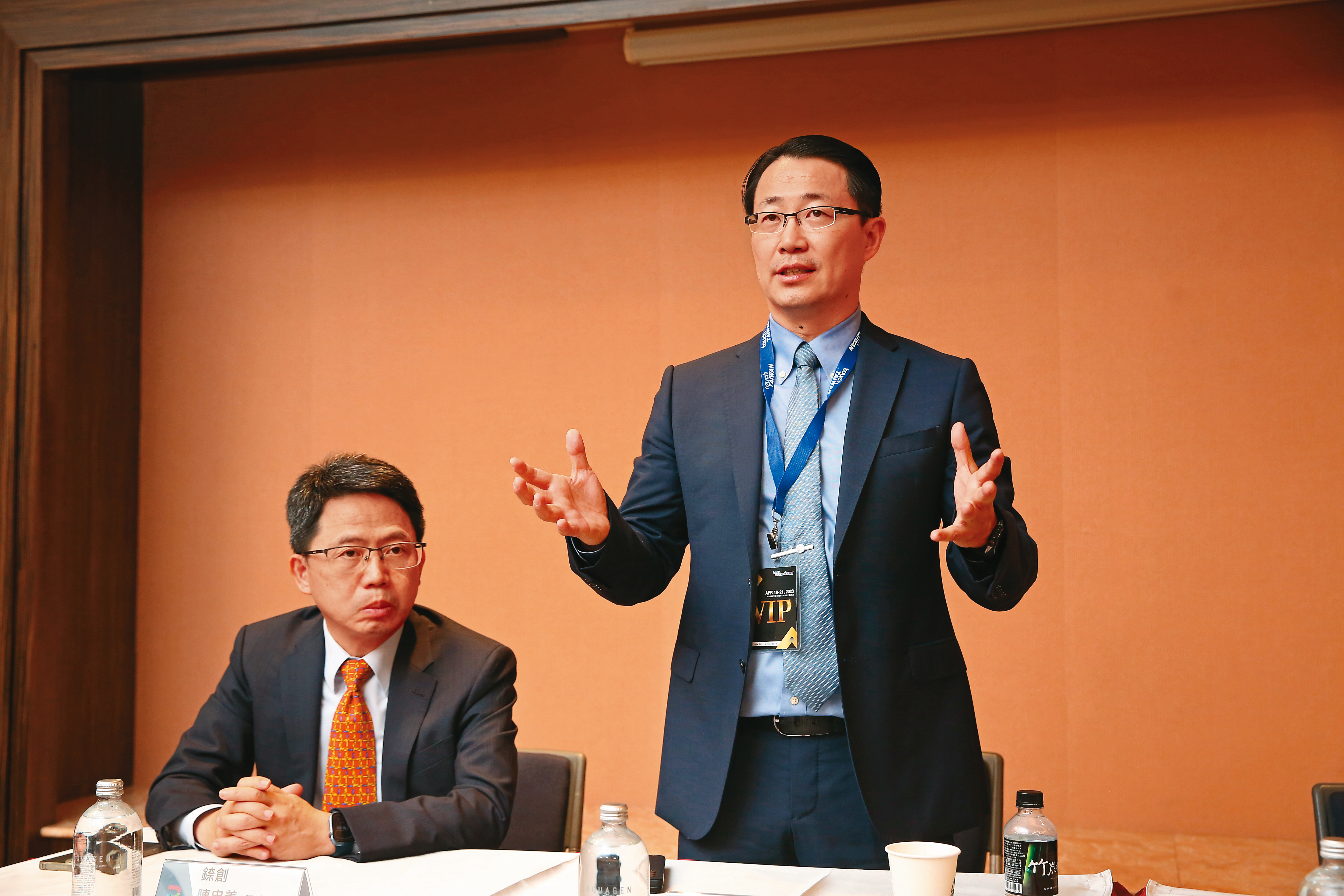 錼創執行長李允立（右）表示，目前台灣Micro LED技術領先中國，高階應用客戶大多傾向使用台灣產品。