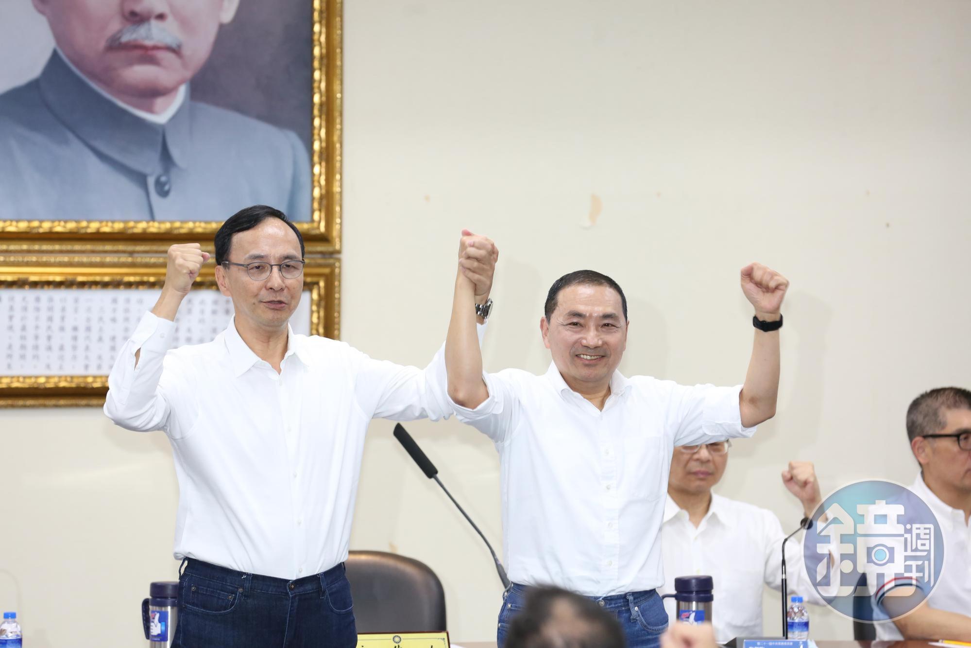 朱立倫(左)正式宣布,侯友宜(右)代表國民黨參戰2024總統大選。