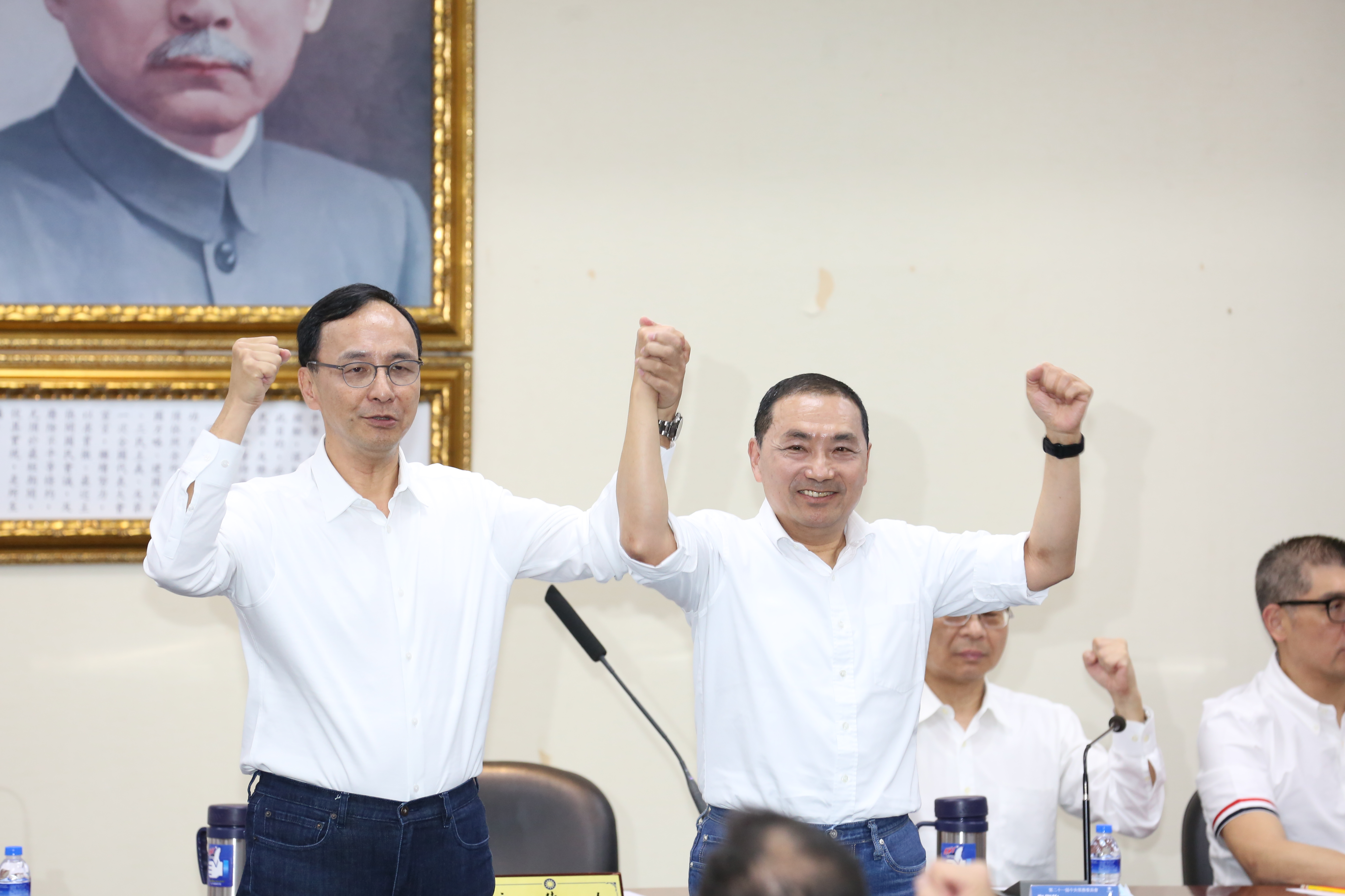 朱立倫（左）正式宣布，侯友宜（右）代表國民黨參戰2024總統大選。