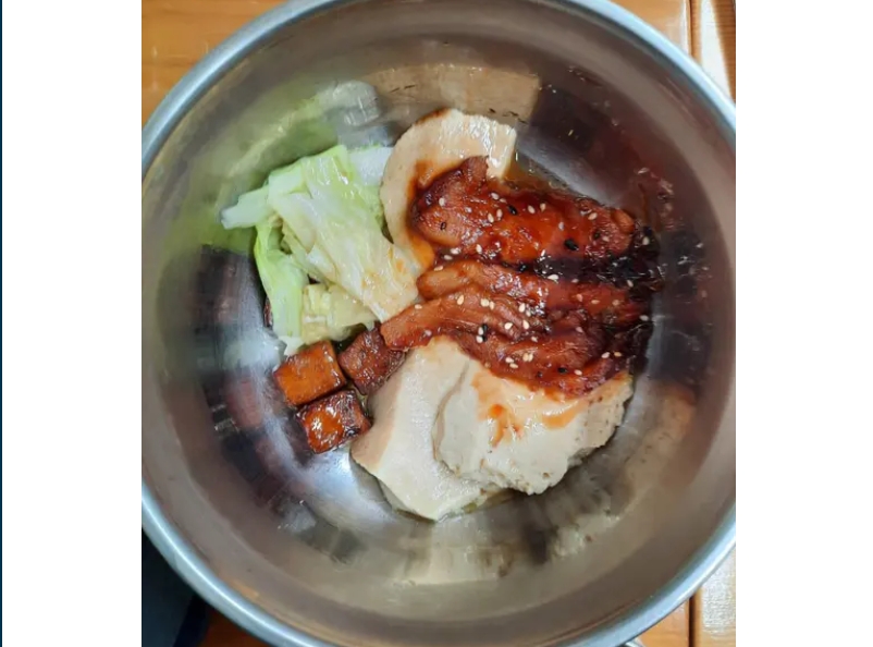 網友PO出就讀北一女的妹妹午餐，指出學生餐廳這樣就要76元還沒有飯。（翻攝自Dcard）