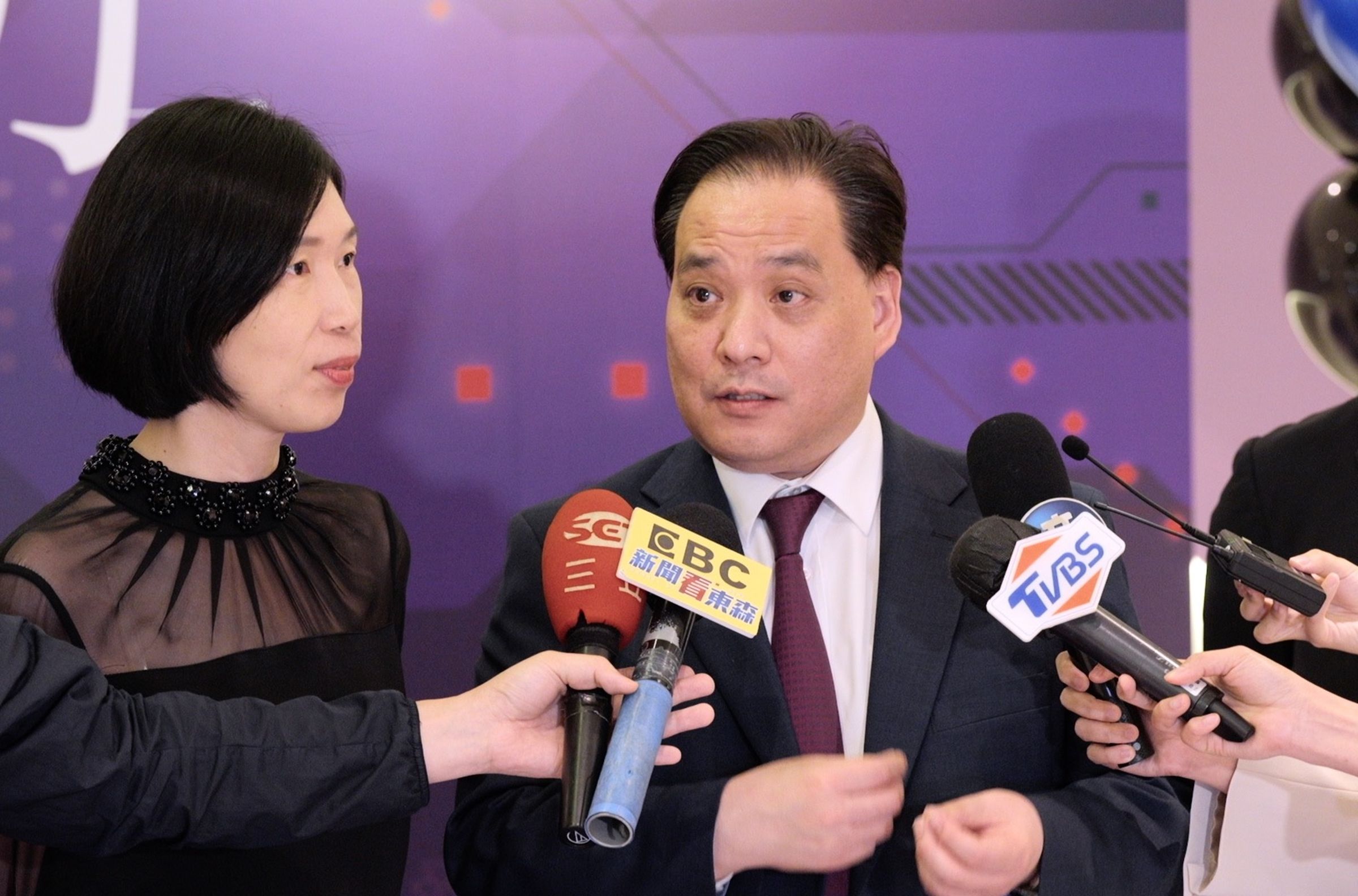 韓國亞太區市場代表Mike Kang表示,沒什麼副作用、恢復期極短,是「英國離子刀」受韓國人歡迎的主因之一。